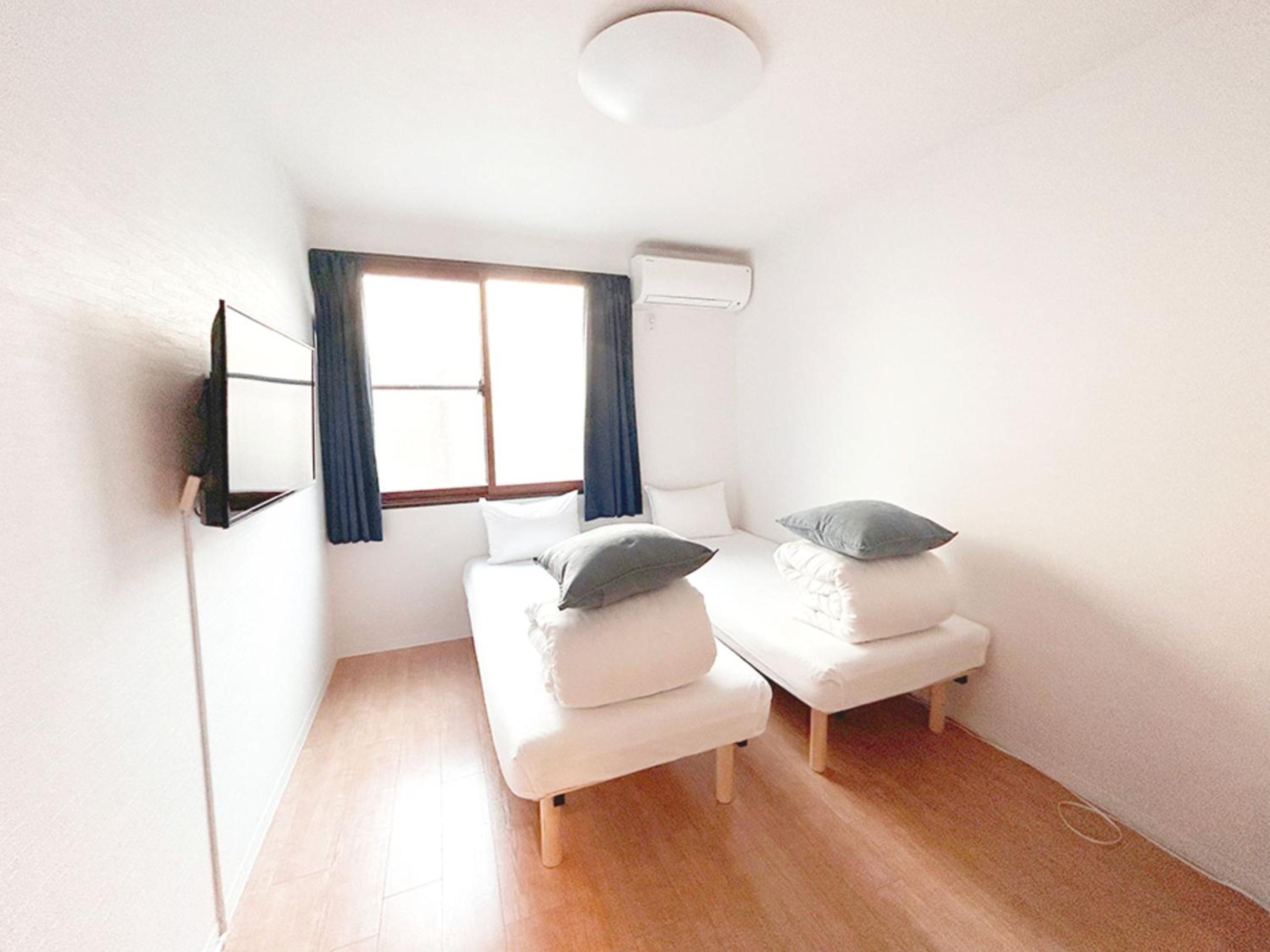 Twin Room with Shared Bathroom photo 1
