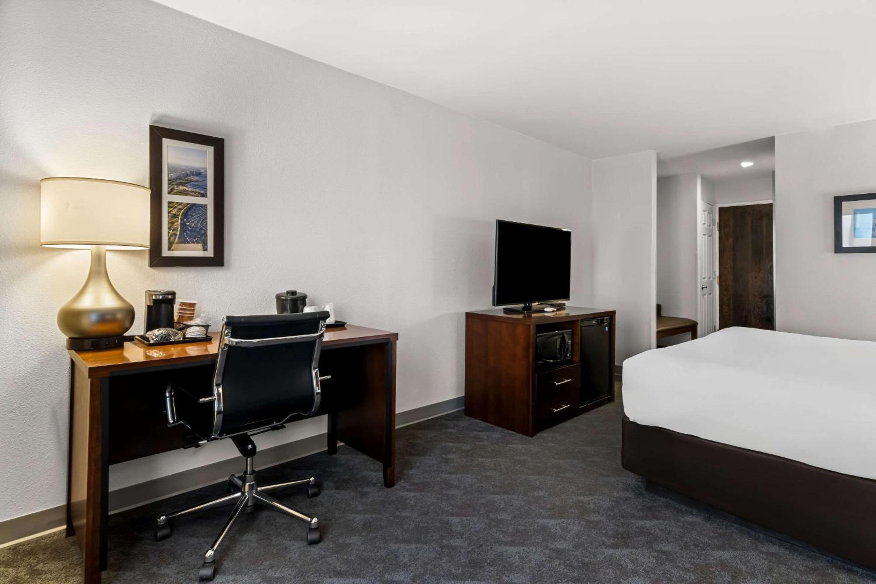 Standard King Room - Non-Smoking  - Photo 2