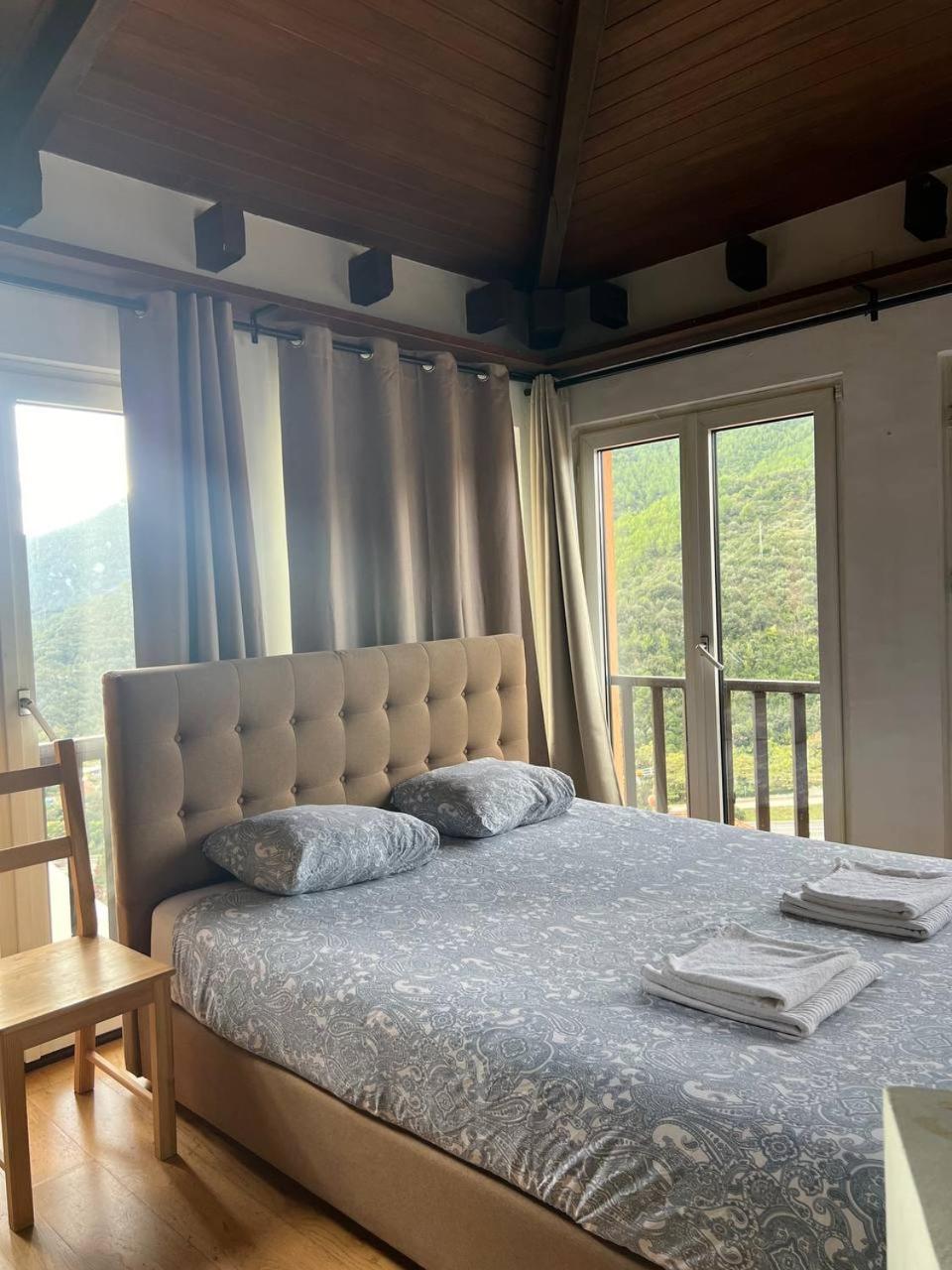 Large Double Room - Photo 4