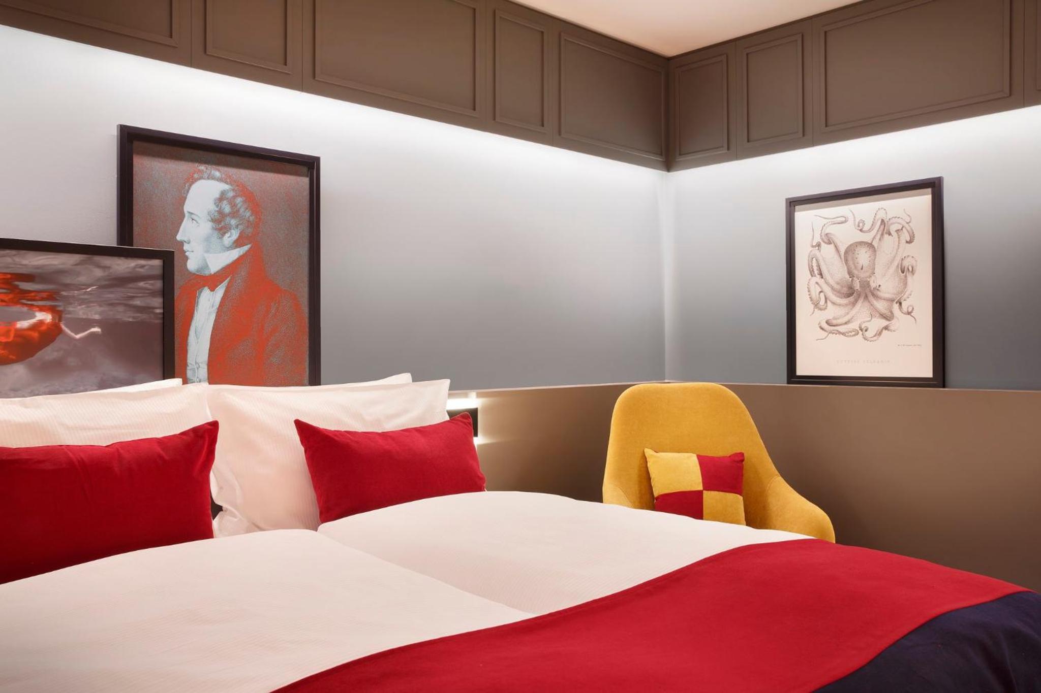 Standard Queen Room thumbnail 5
