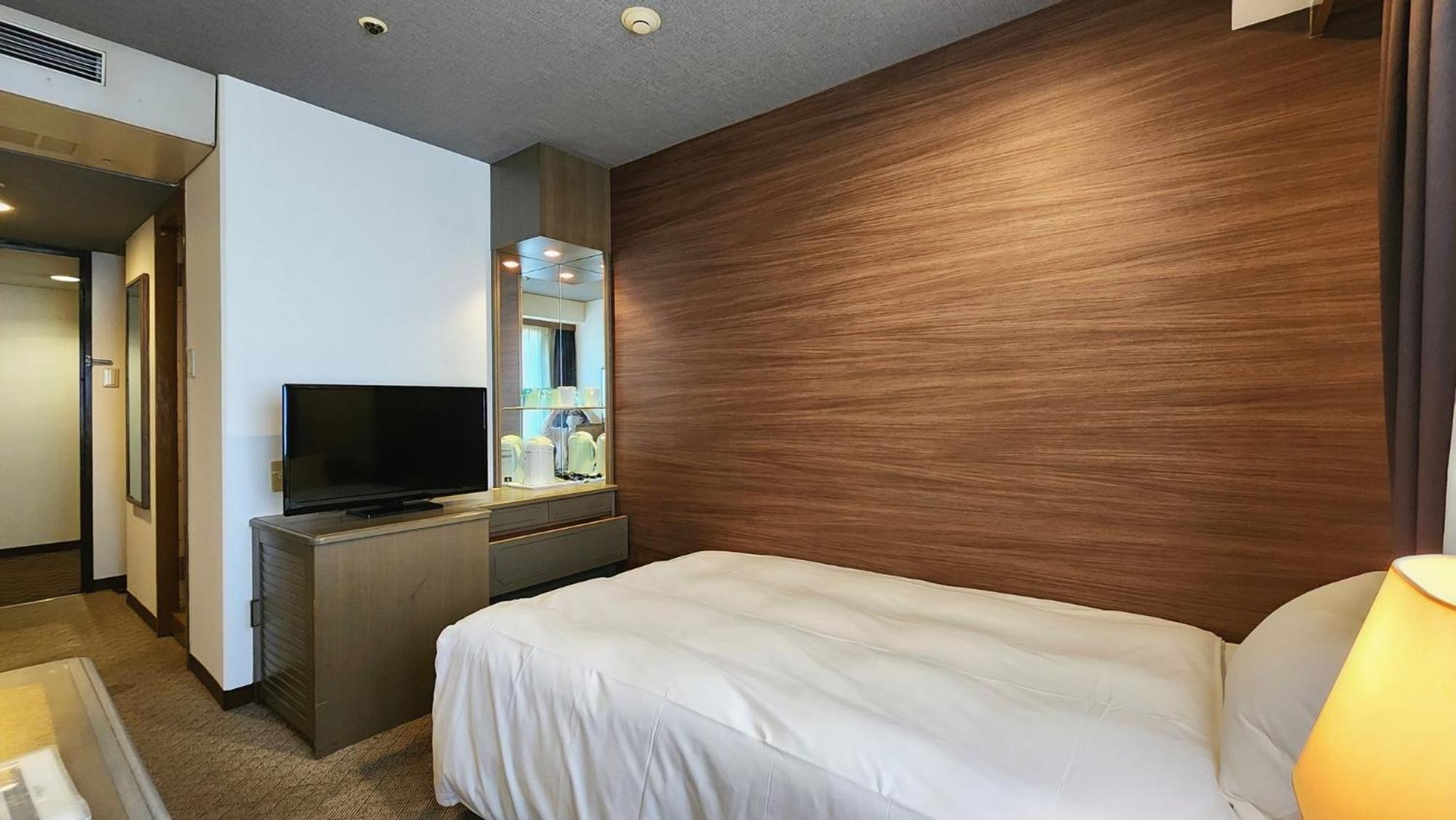 Double Room with Small Double Bed - Smoking - Photo 2