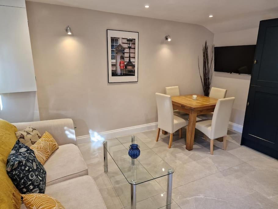 One-Bedroom House photo 1