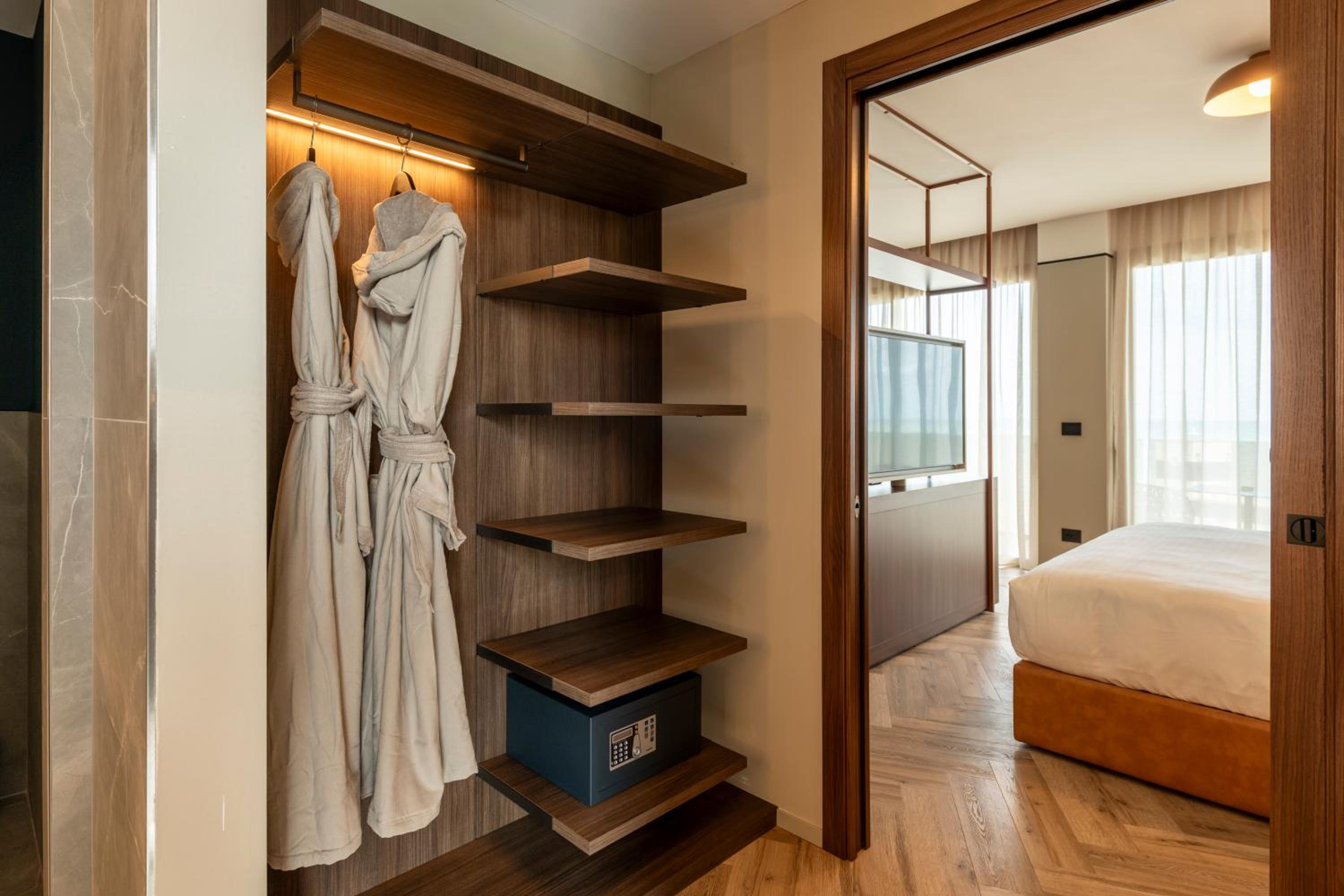 Junior Suite with Sea View - Photo 13