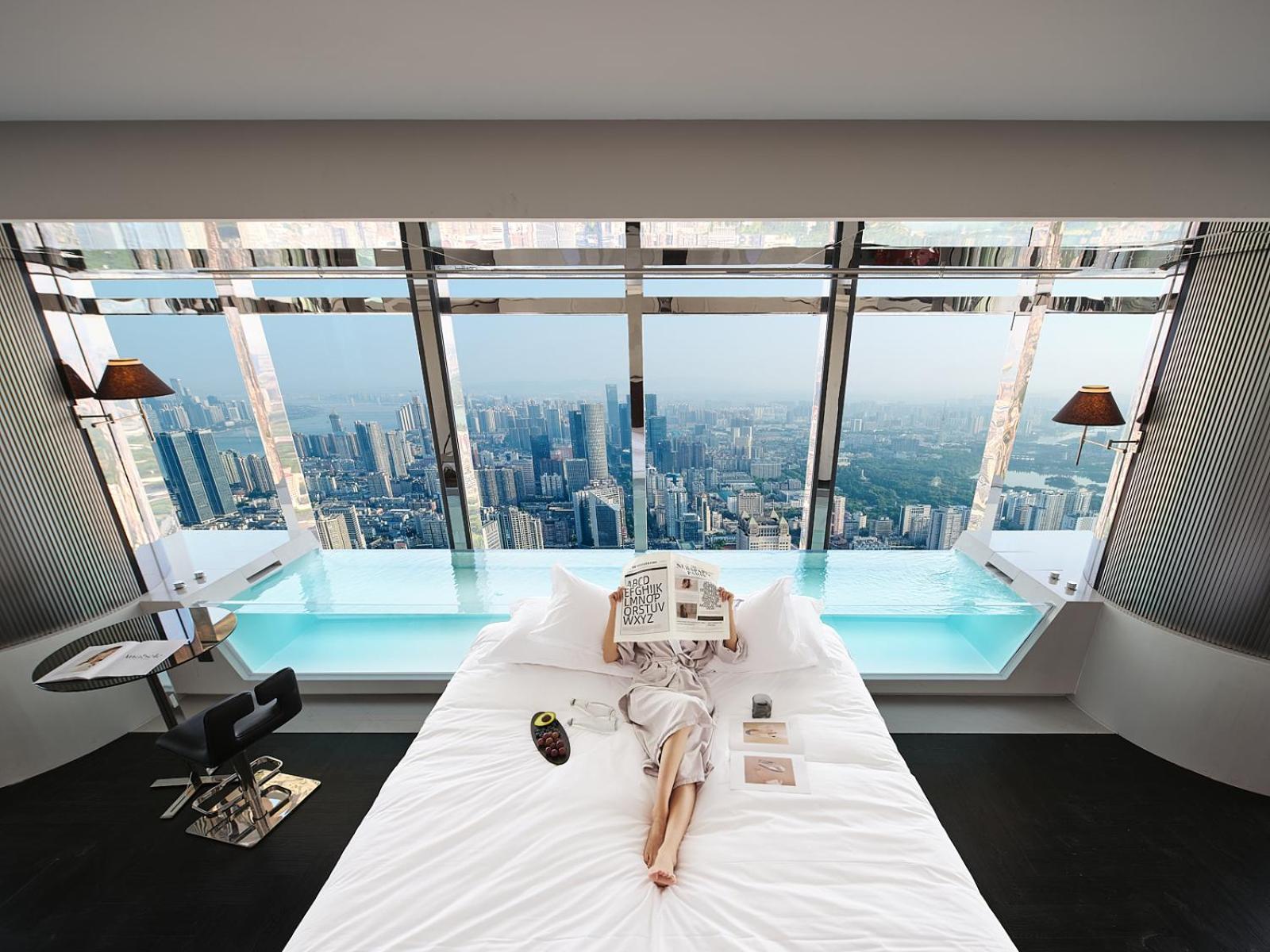 270° City-view Deluxe Suite With Bathtub