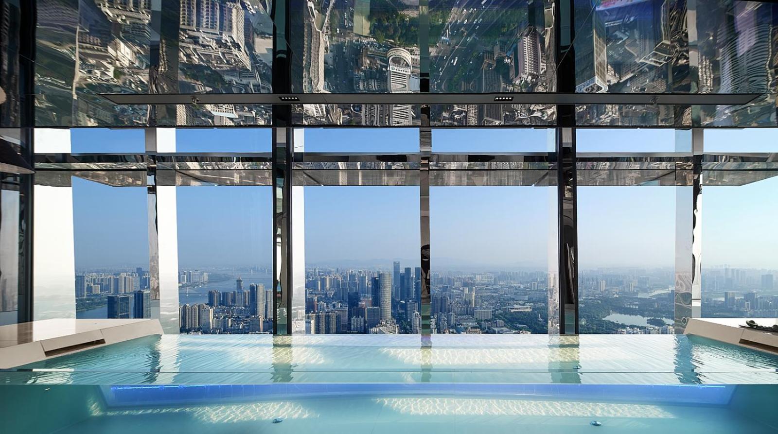 270° City-view Deluxe Suite With Bathtub photo 2