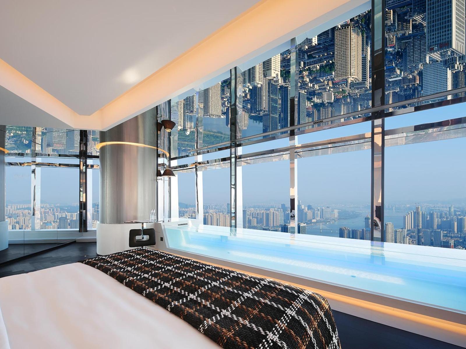 270° City-view Deluxe Suite With Bathtub photo 3
