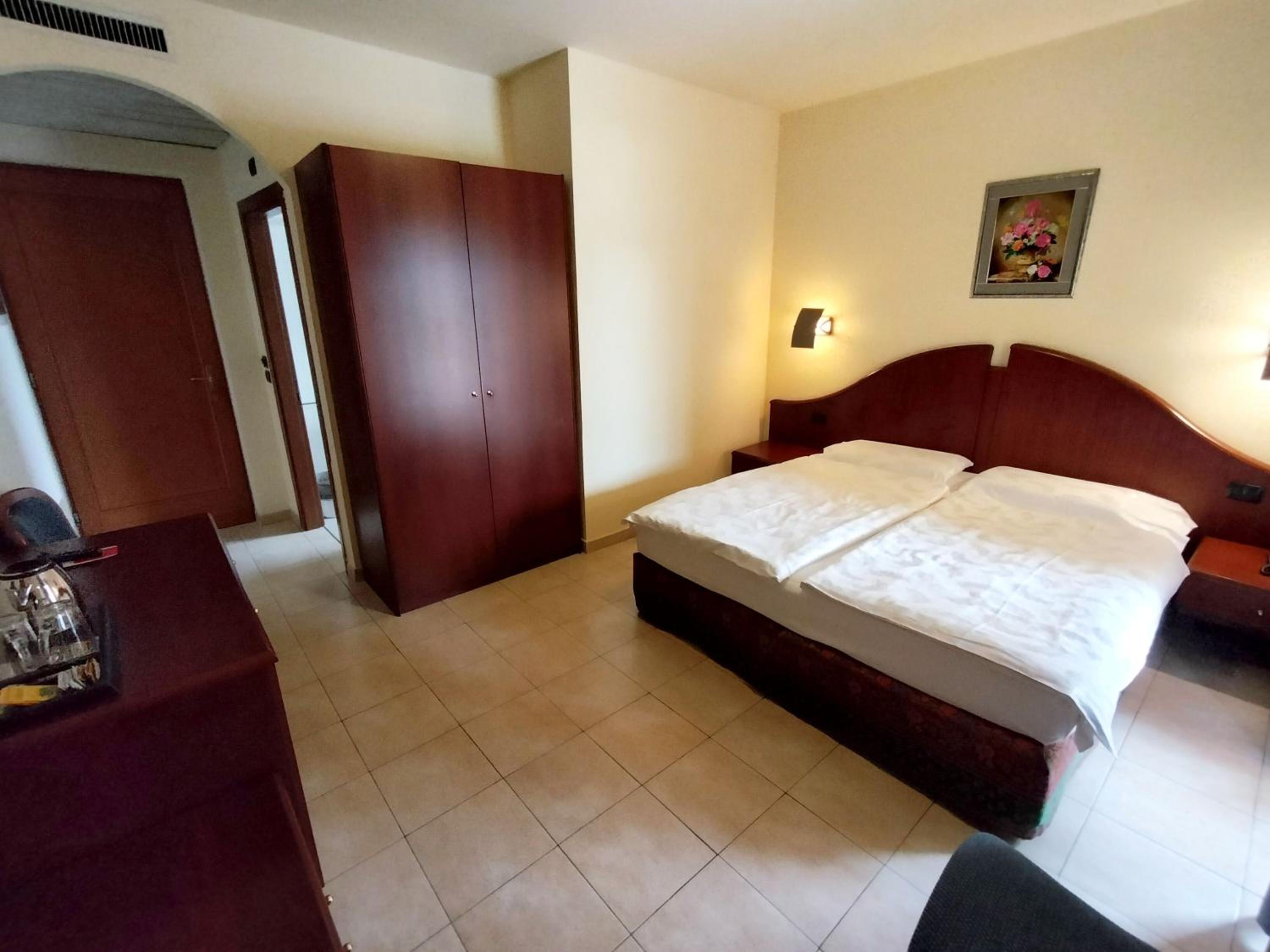 Deluxe Double Room with Patio photo 3