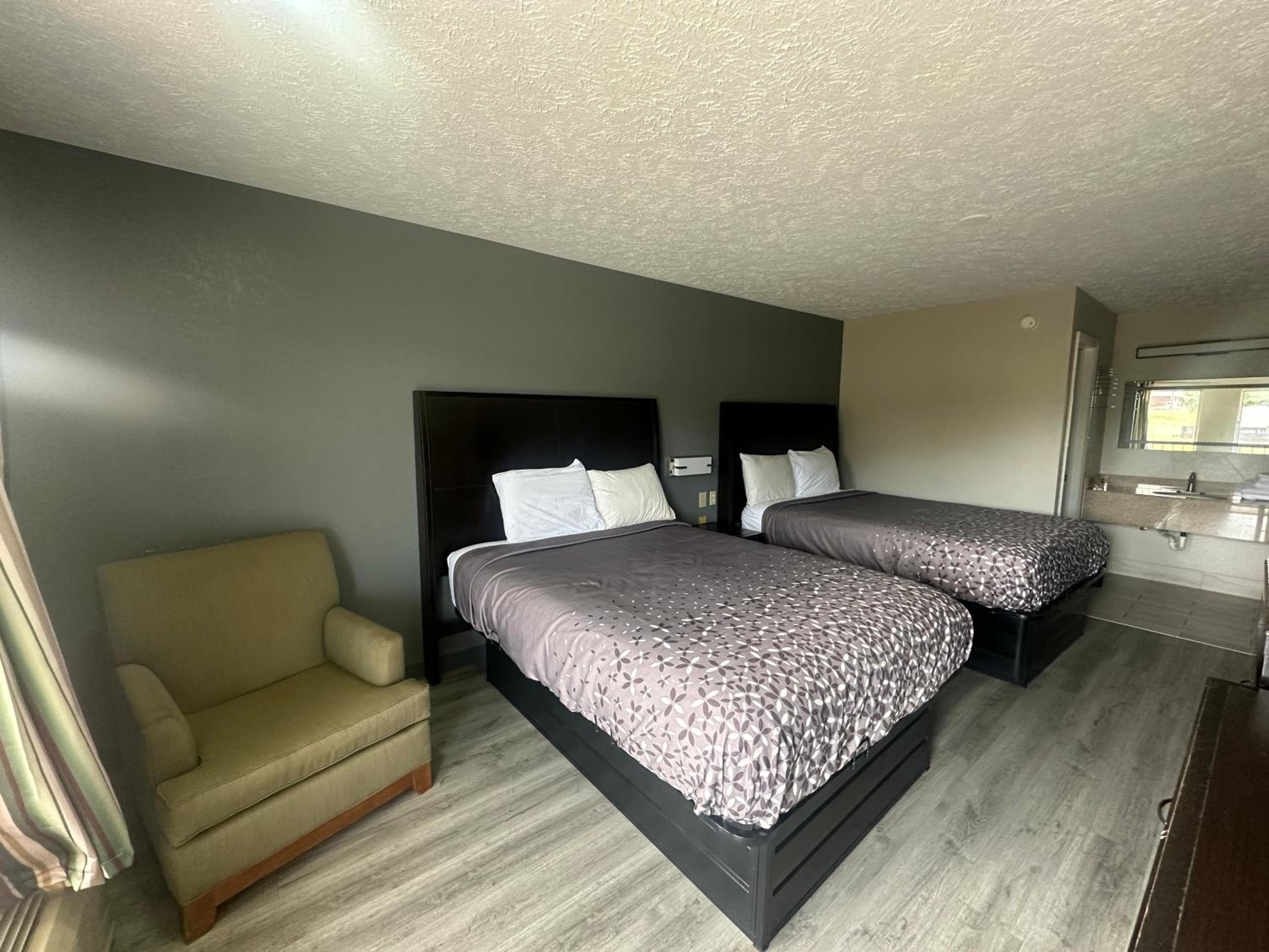 2 Queen Beds Non-Smoking - Photo 2