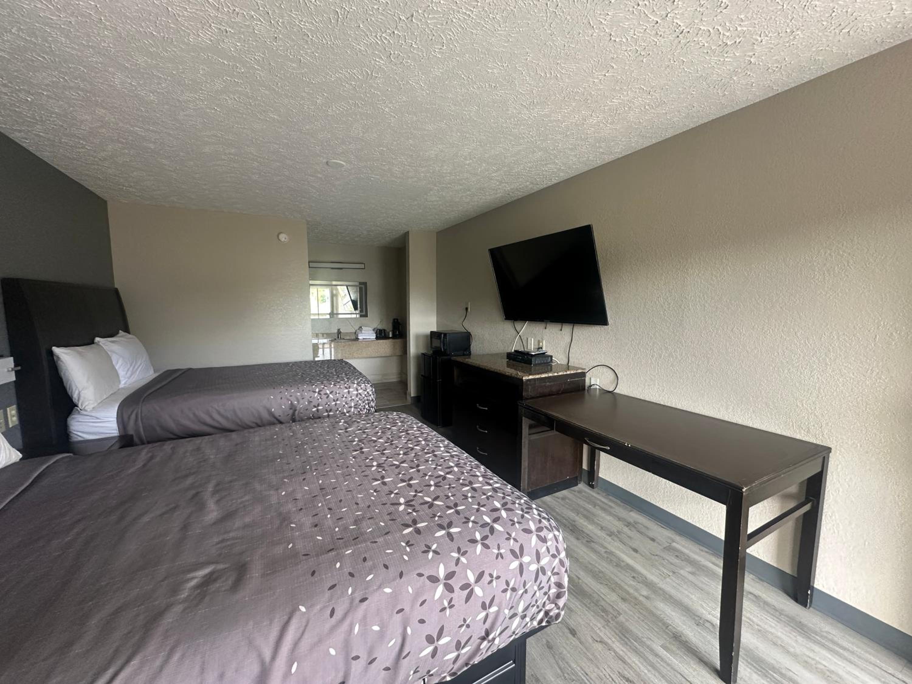 2 Queen Beds Non-Smoking - Photo 5