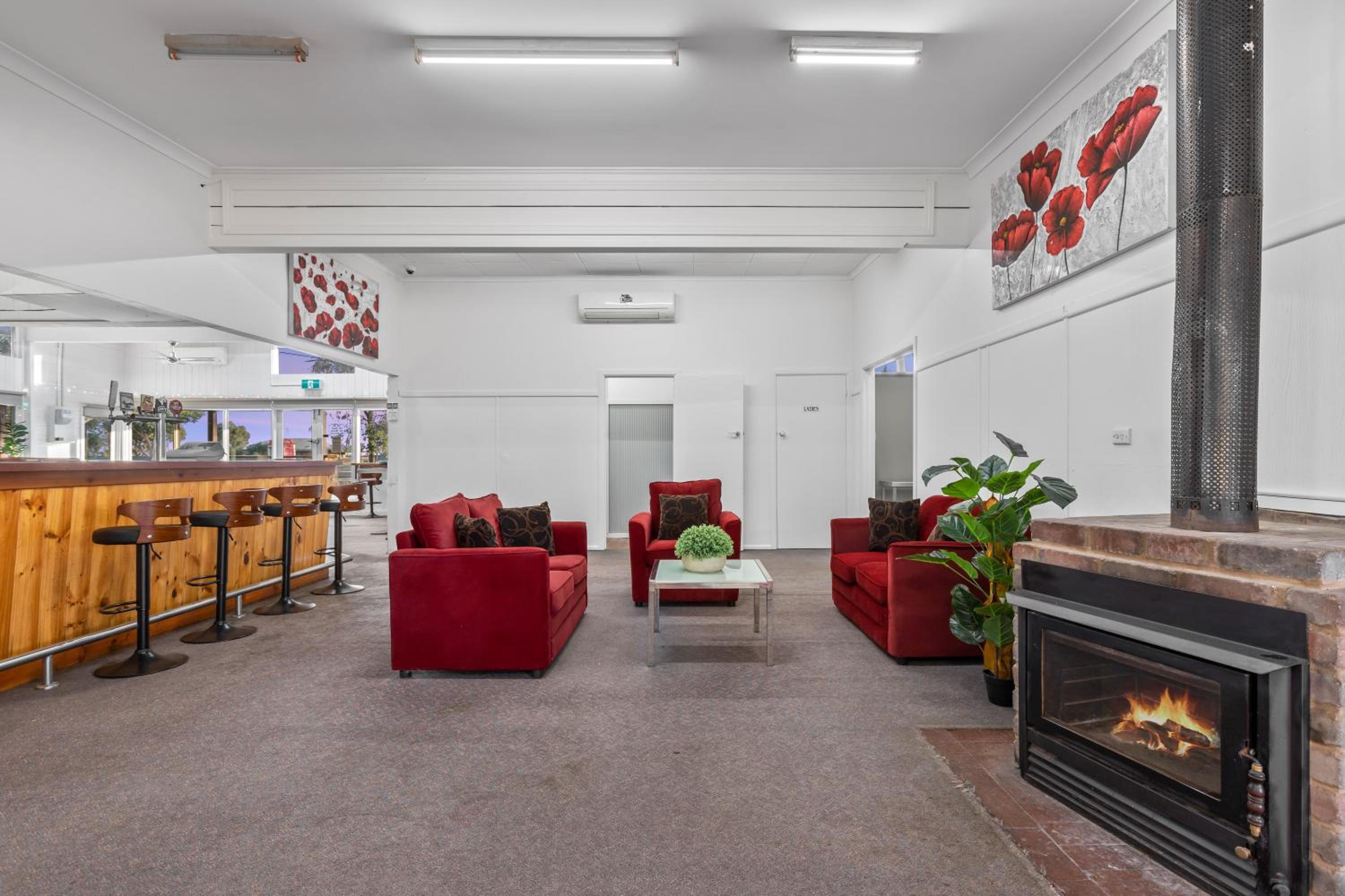 Seven-Bedroom House photo 3