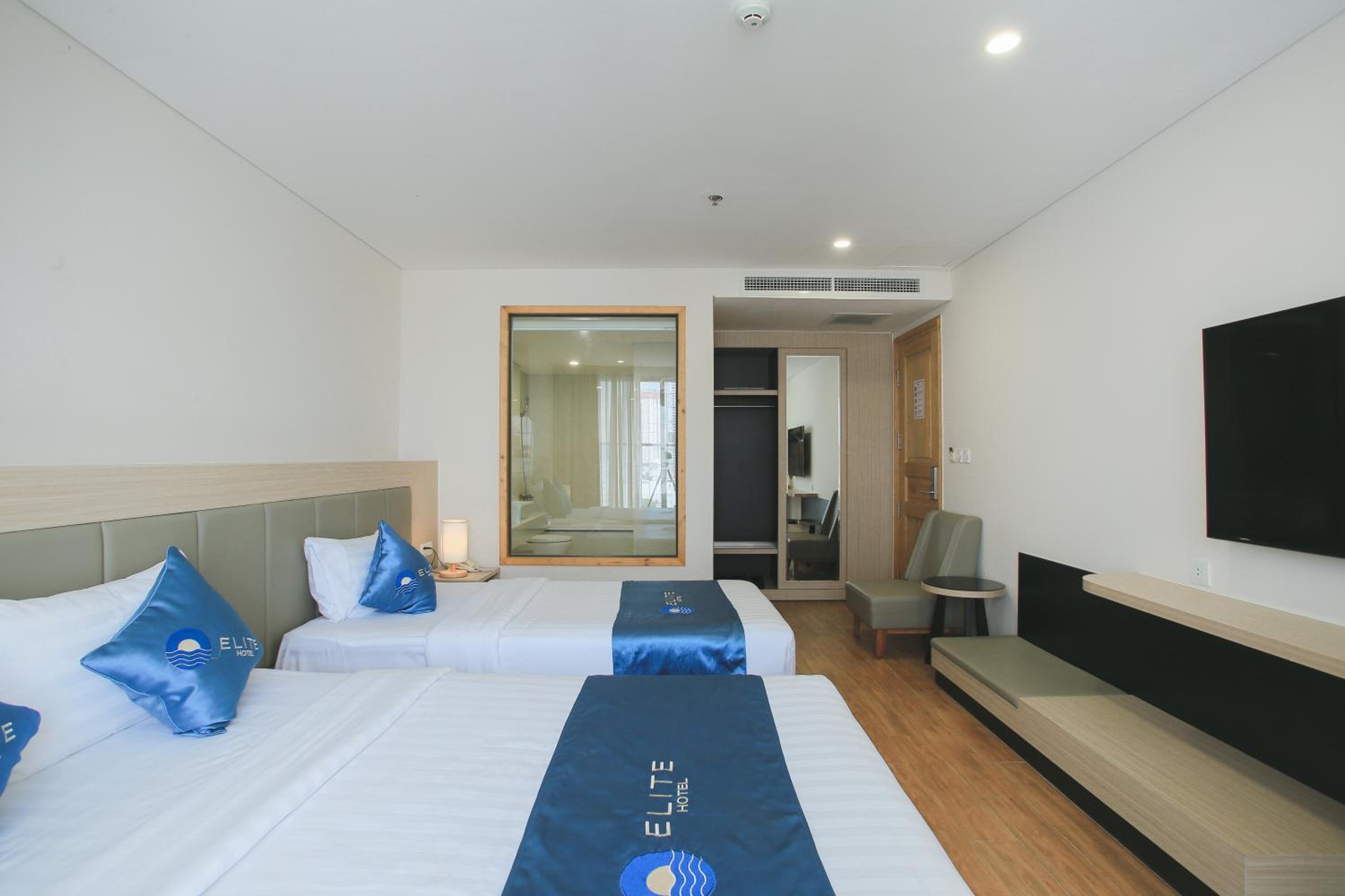 Family Room with Sea View - Photo 2