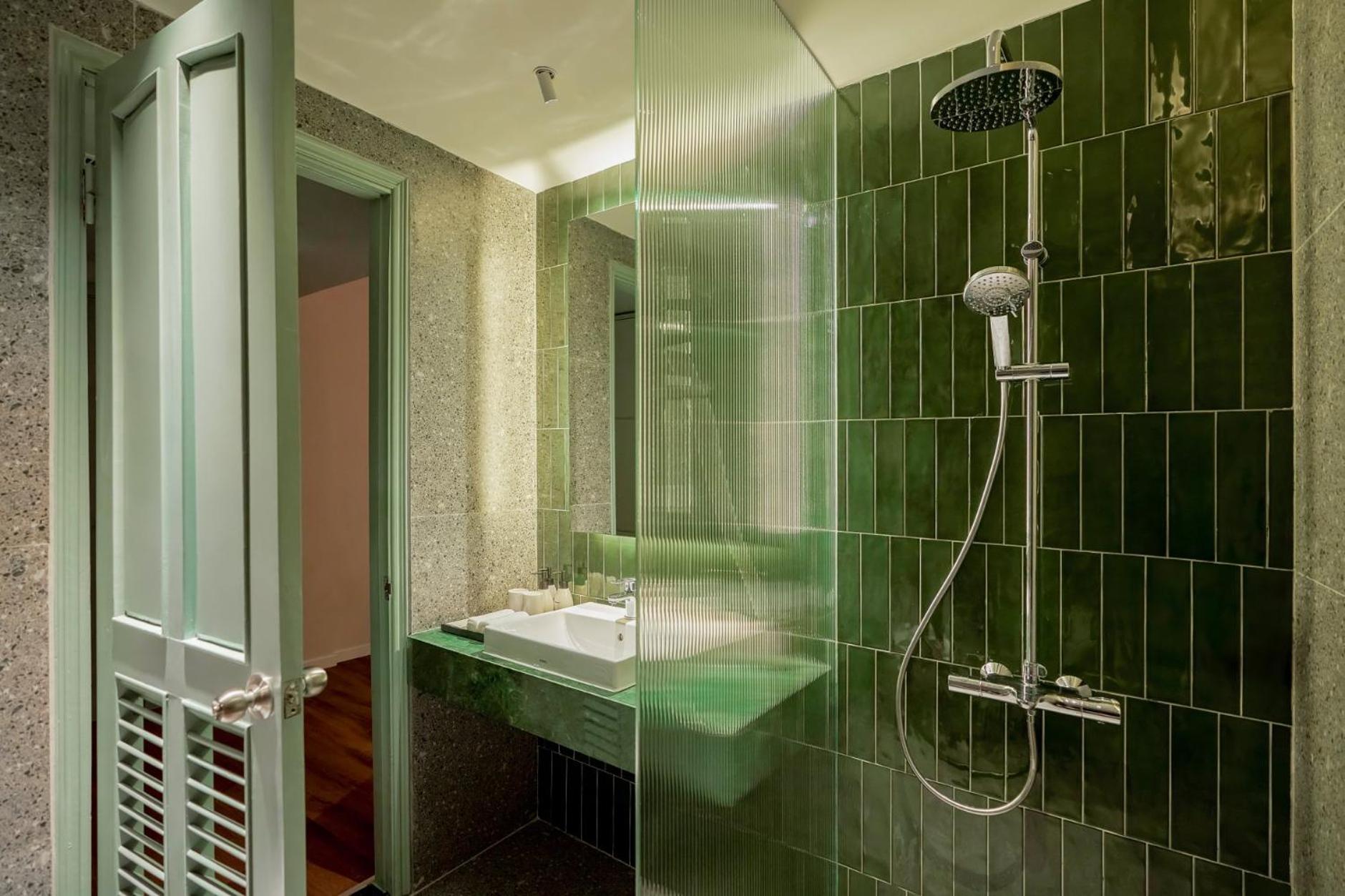 Deluxe Comfort Room City View - Photo 2