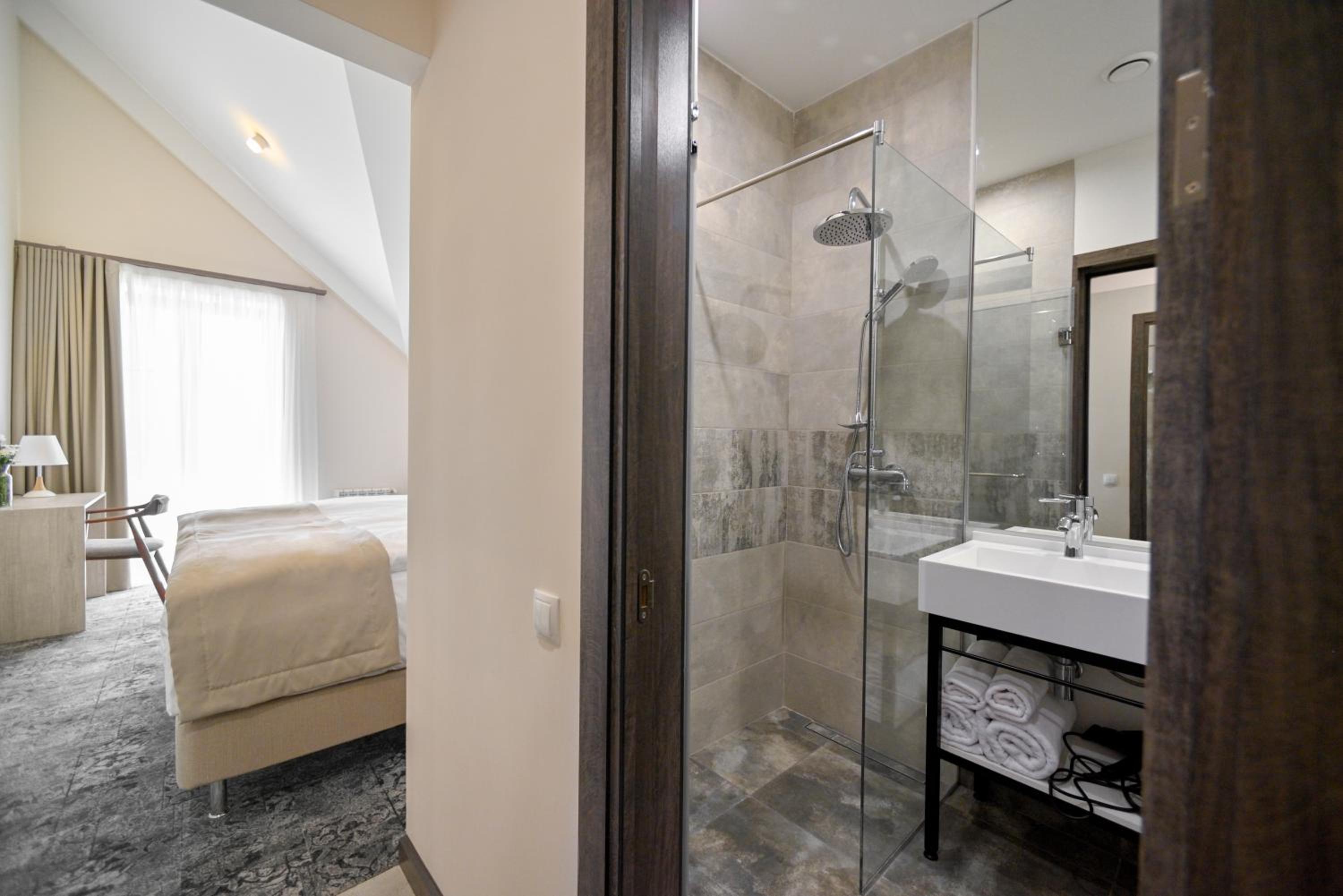 Standard Double or Twin Room photo 3