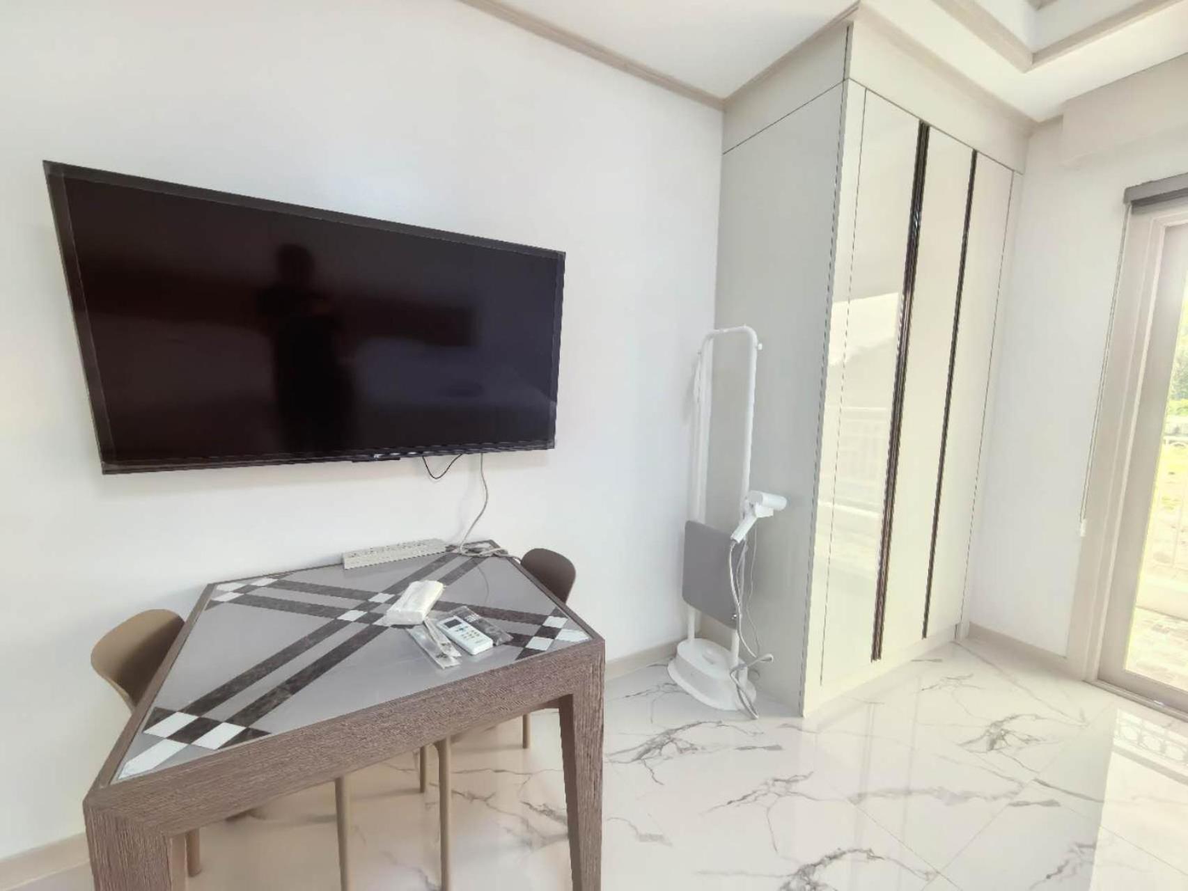 One-Bedroom Apartment With Balcony