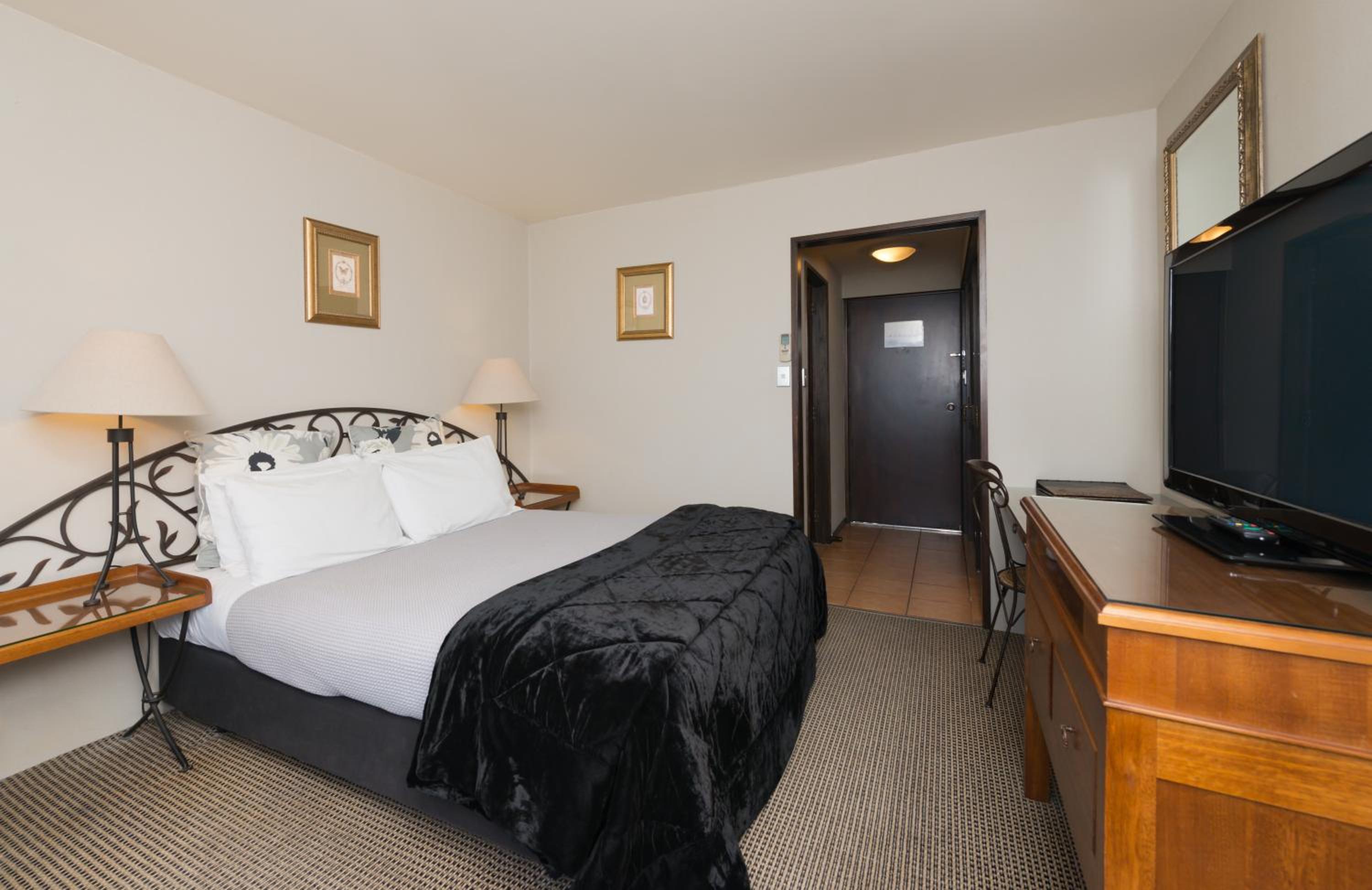 Standard Queen Room with Lake View photo 2