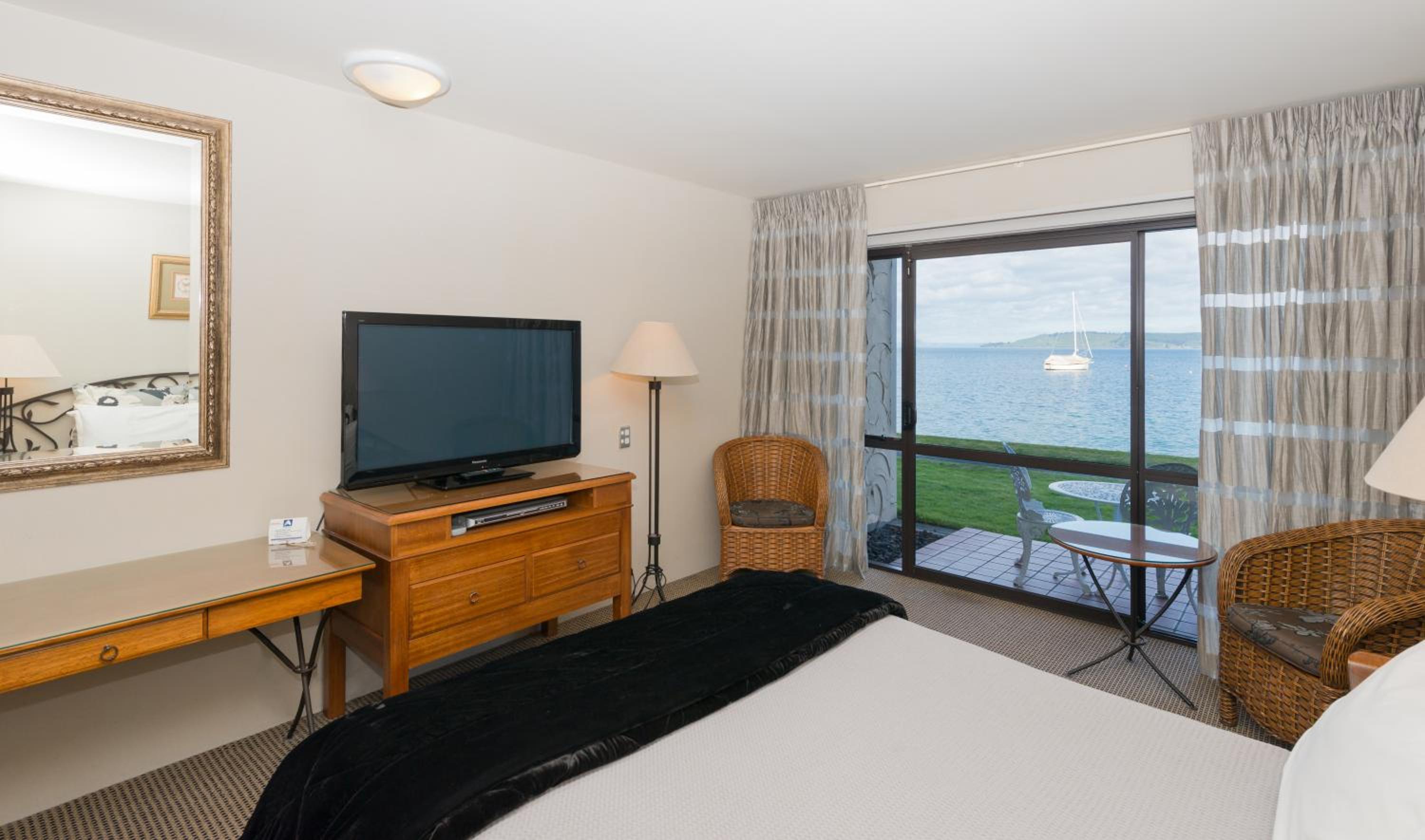 Standard Queen Room with Lake View photo 3