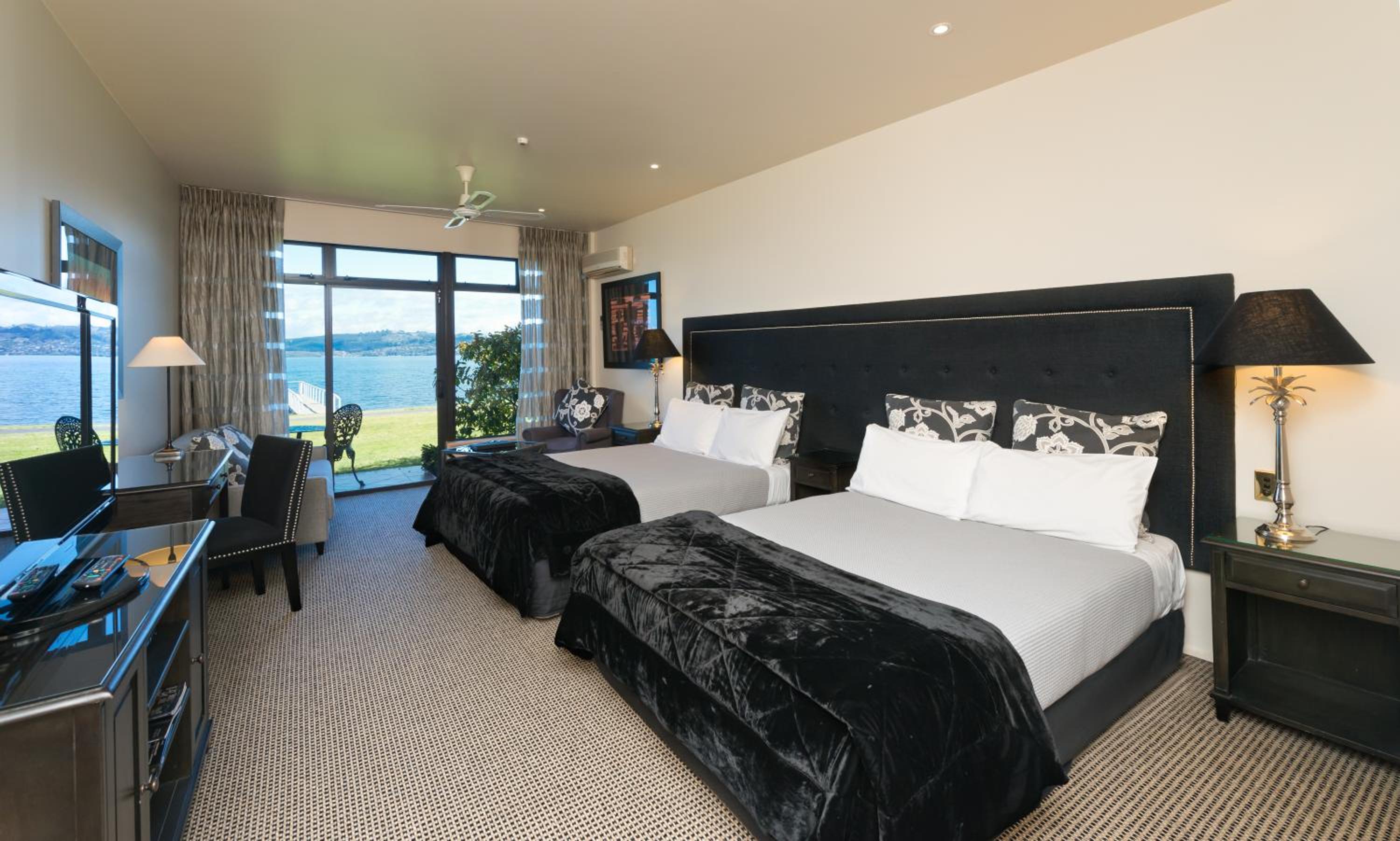 Superior Twin Room with Lake View photo 1