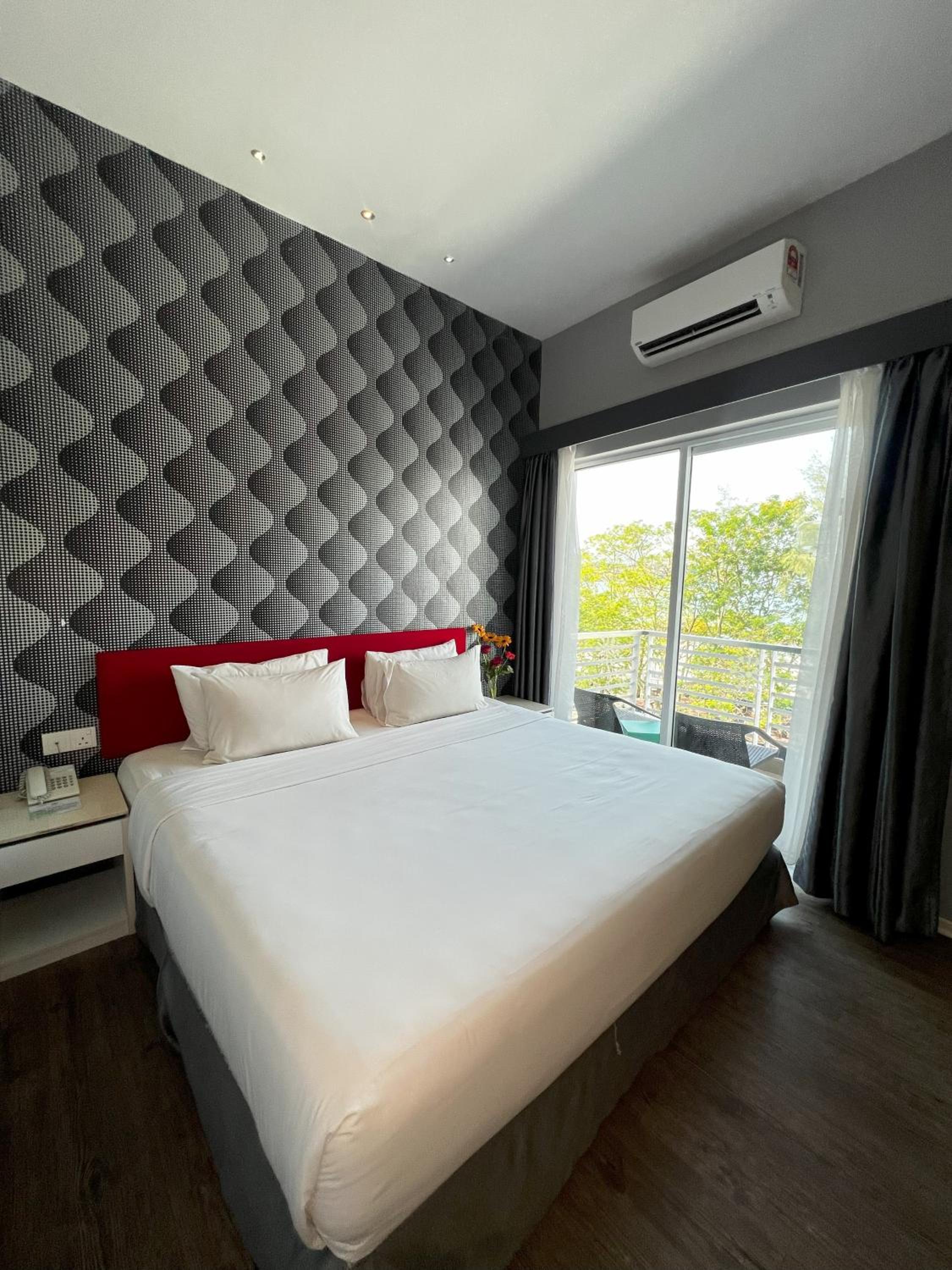 Deluxe King Room Beach Facing photo 3