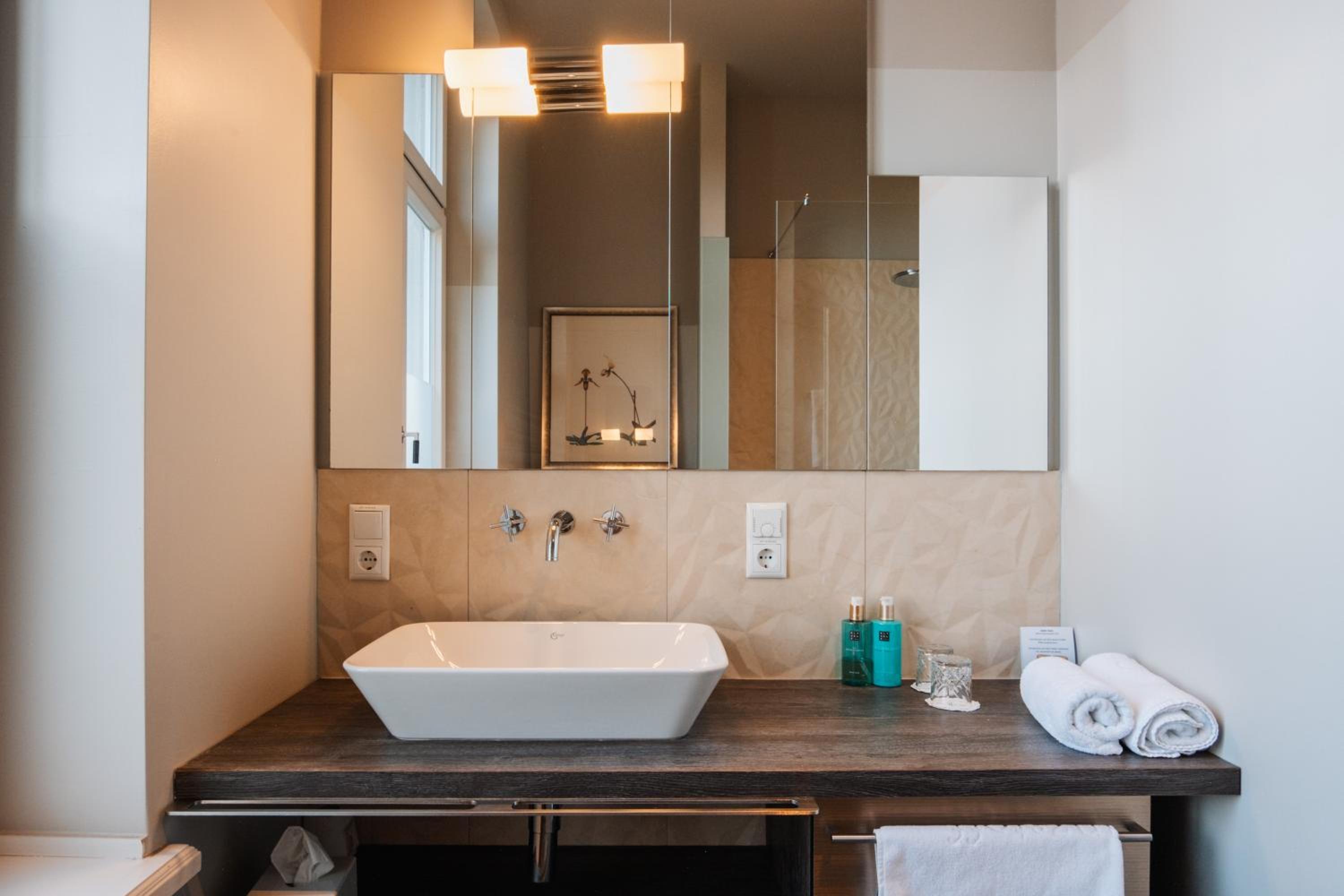 Deluxe Suite - Photo 9