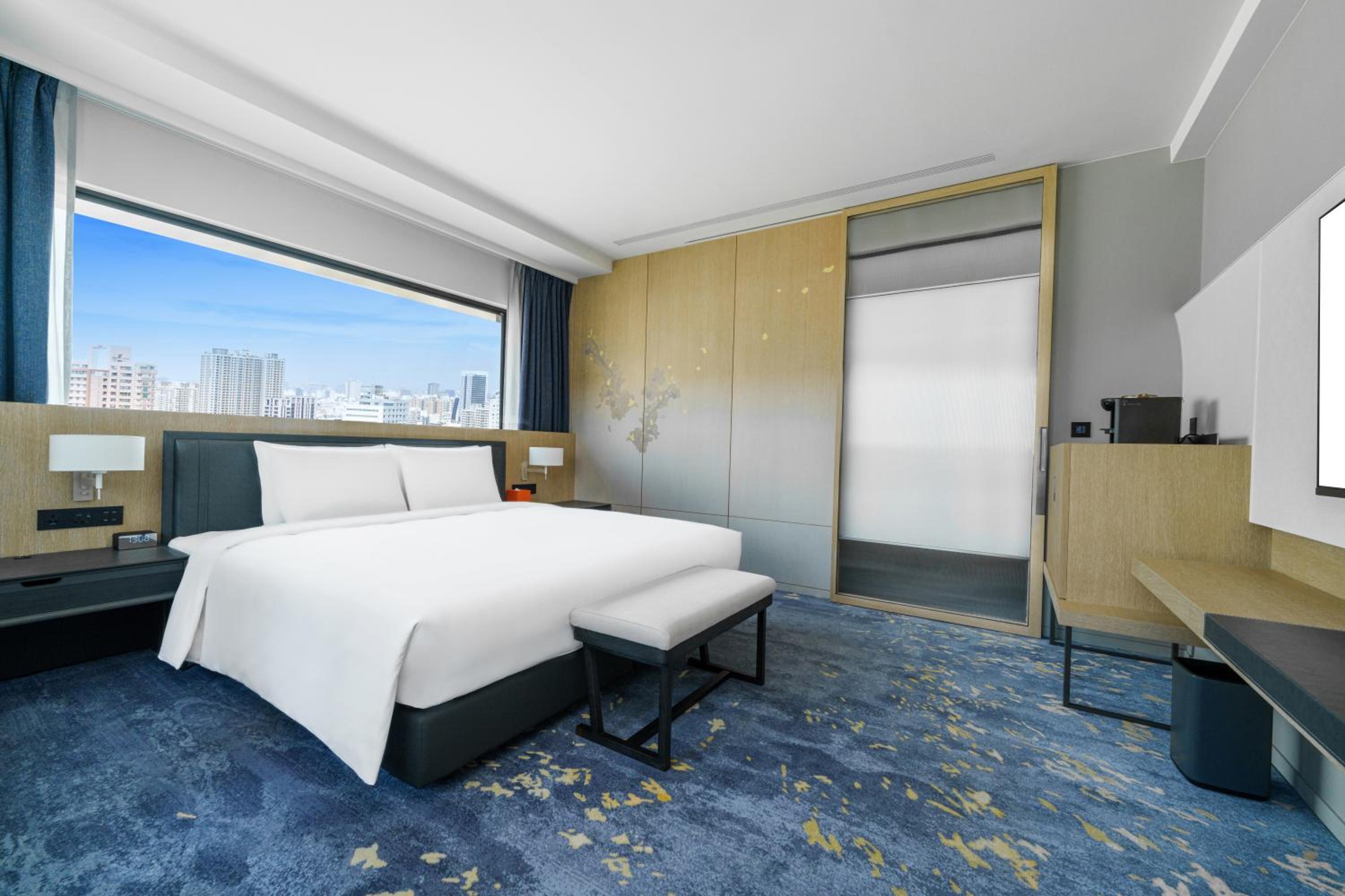 Deluxe Corner King Room - Photo 5