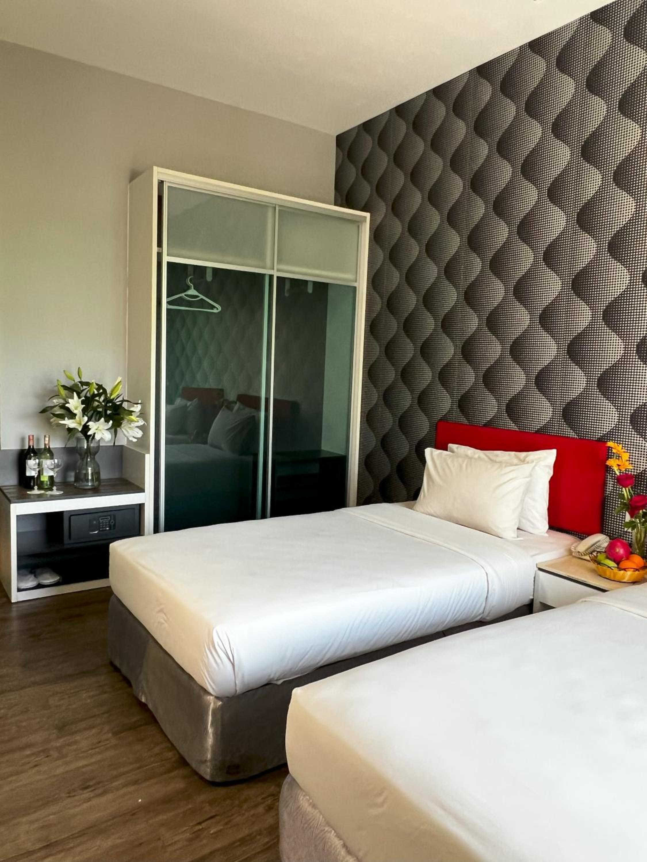 Deluxe Twin Room with Street View photo 3