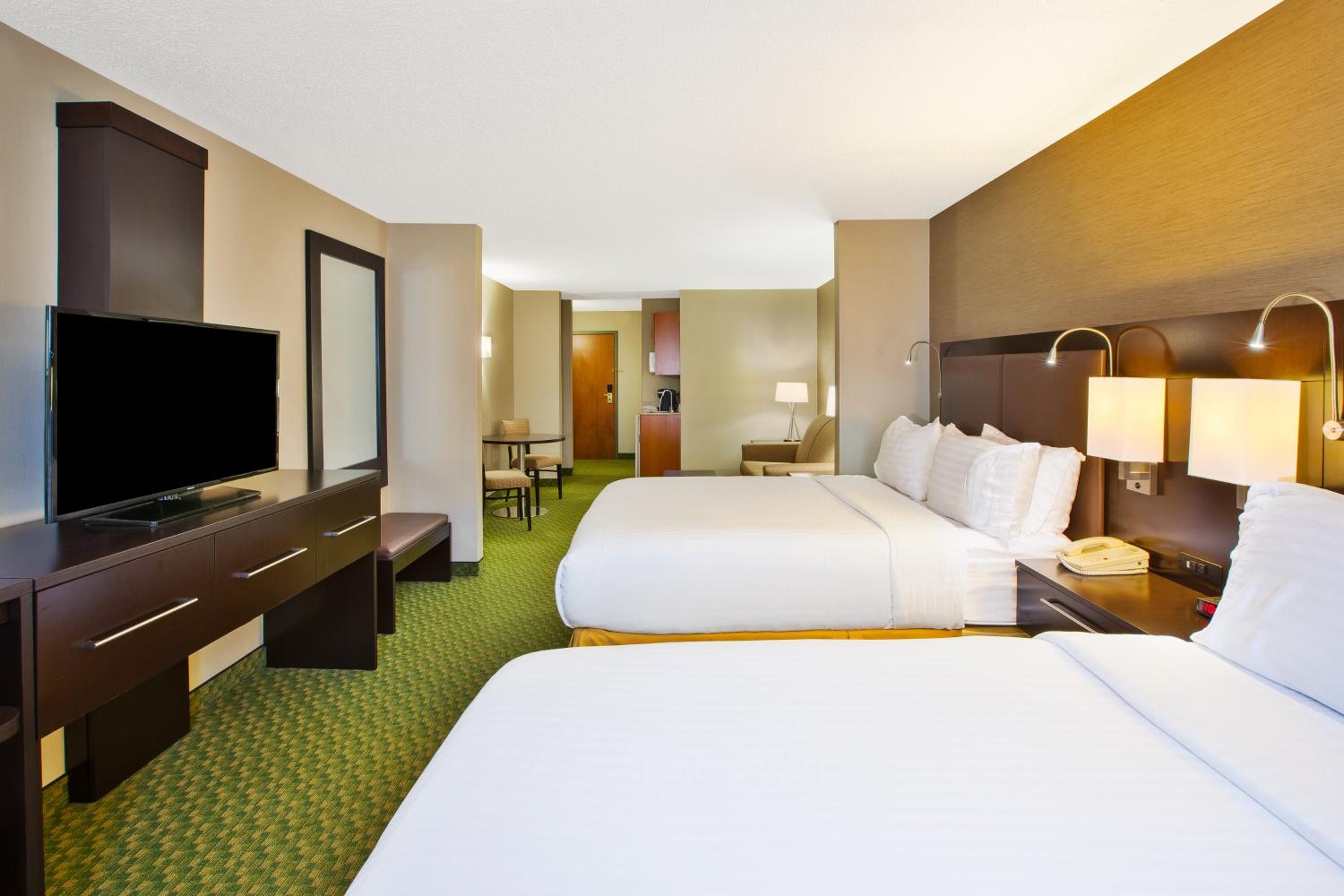 Suite with Two Beds - Non-Smoking - Photo 8