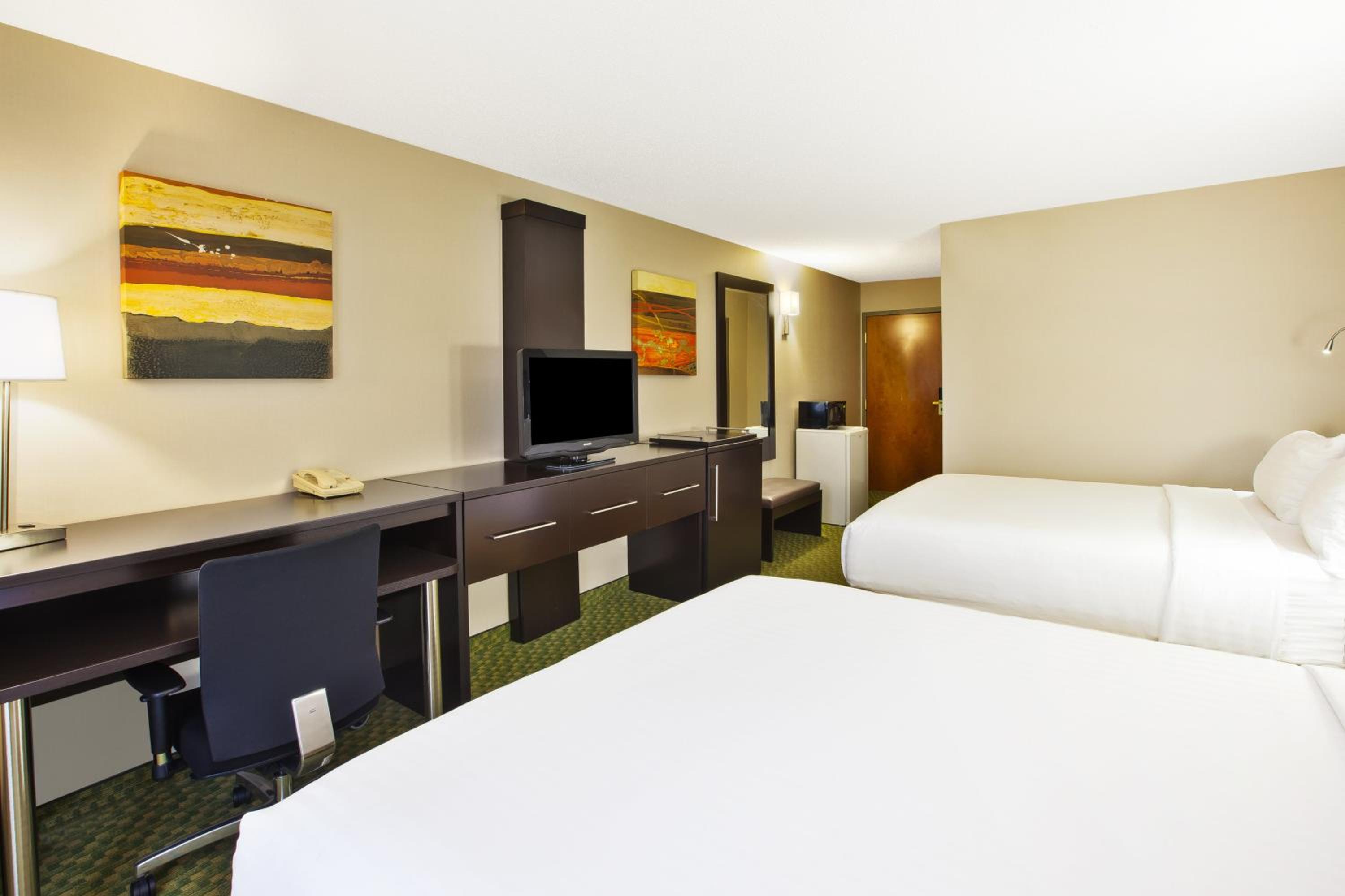 Standard Queen Room with Two Queen Beds - Photo 4