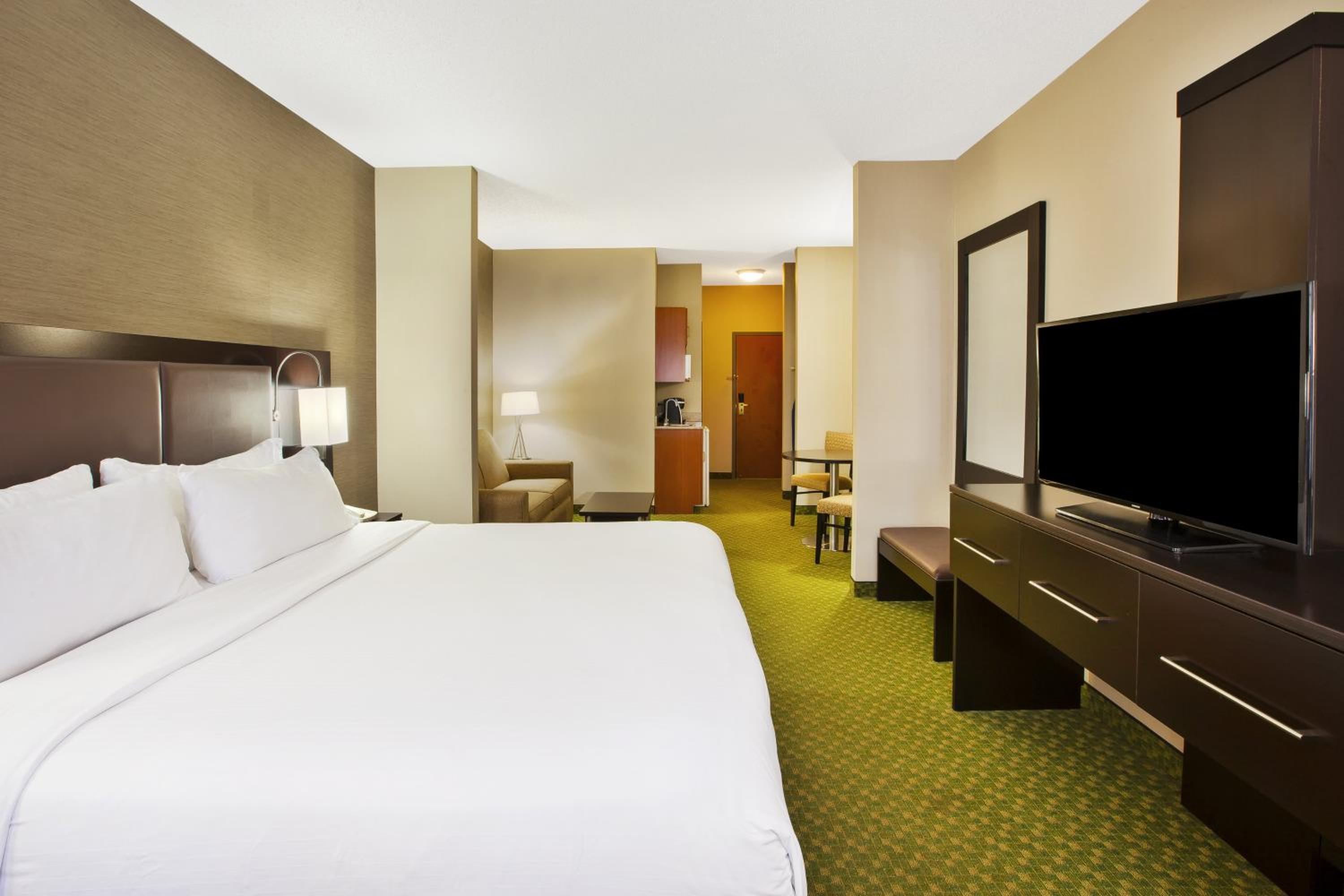 King Suite - Non-Smoking - Photo 5