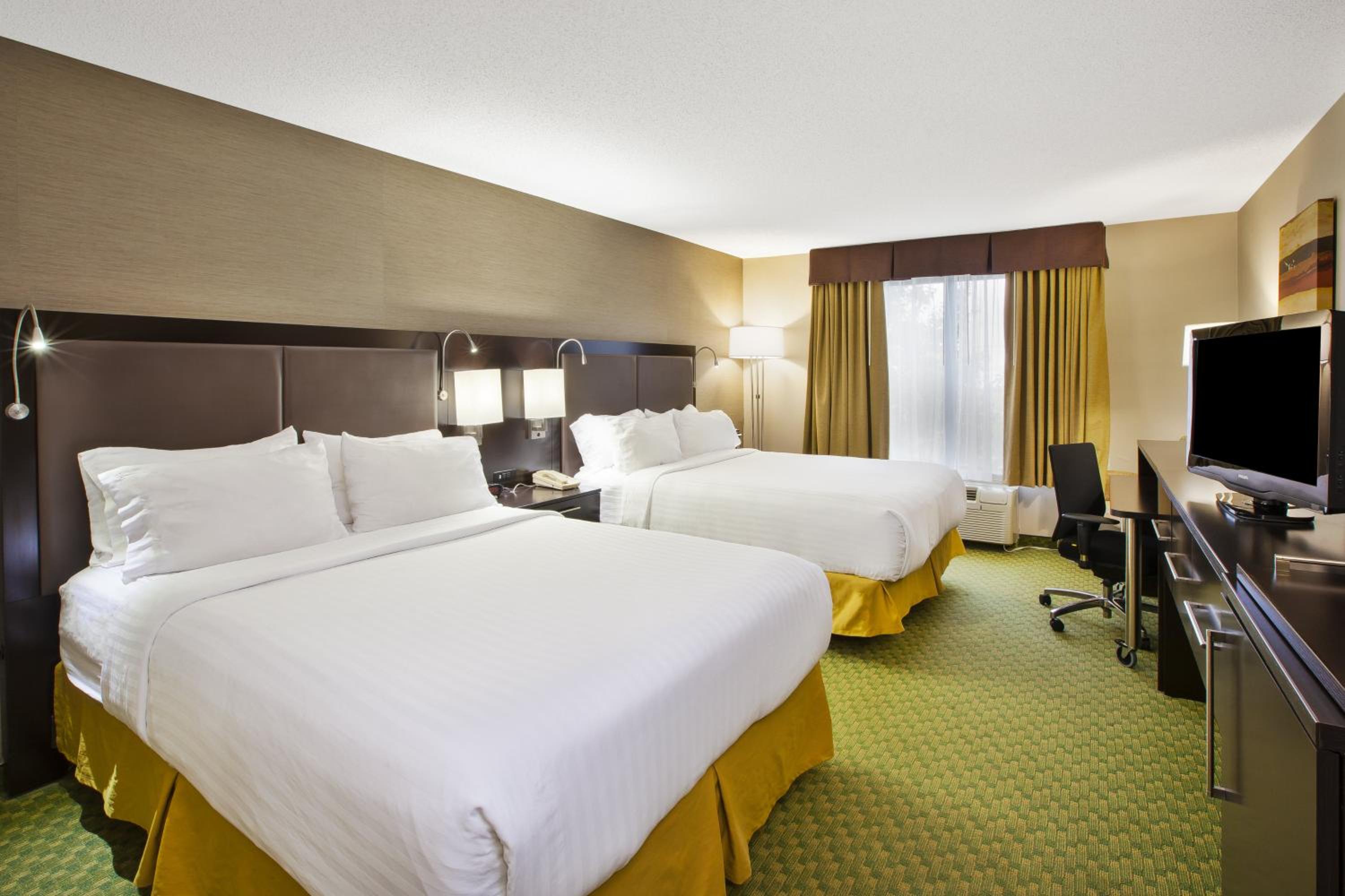 Standard Queen Room with Two Queen Beds and Mobility Accessible Tub - Photo 3