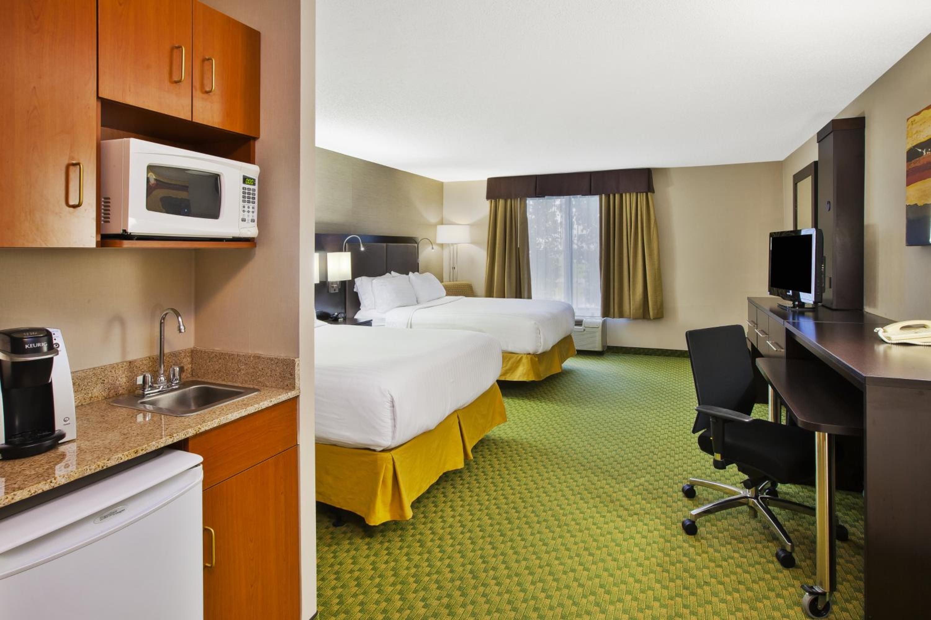 Suite with Two Queen Beds - Photo 6