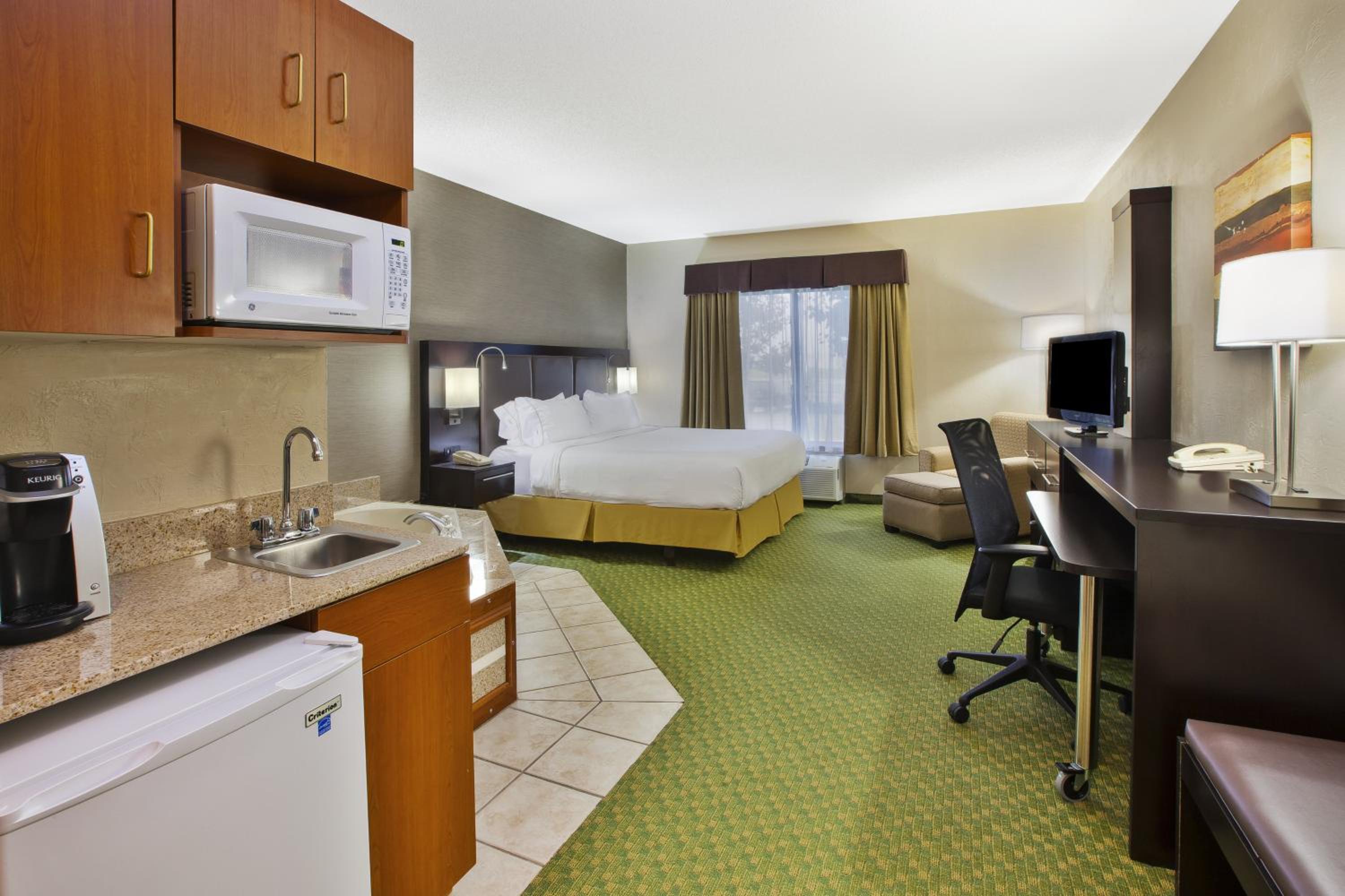 Standard King Room - Photo 6