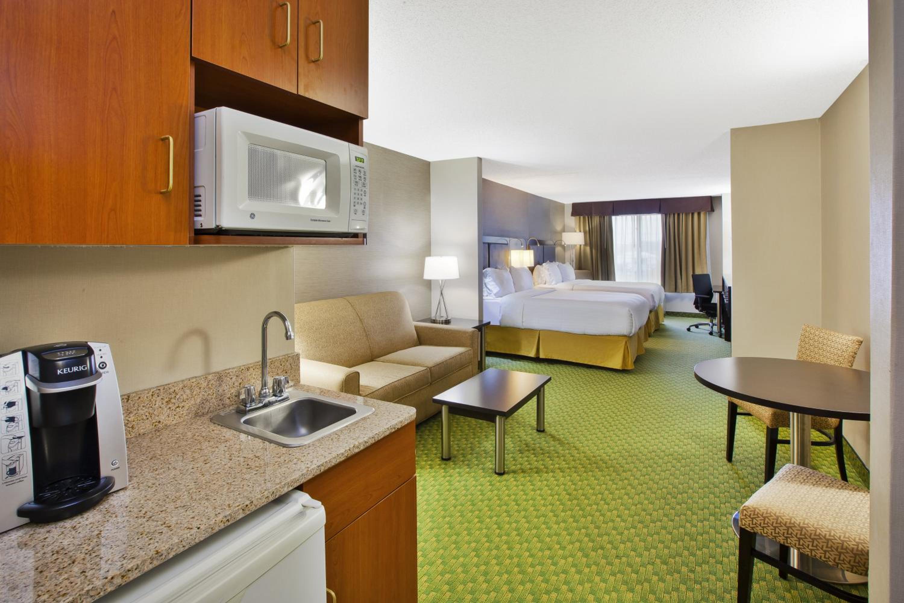 King Suite - Non-Smoking - Photo 3