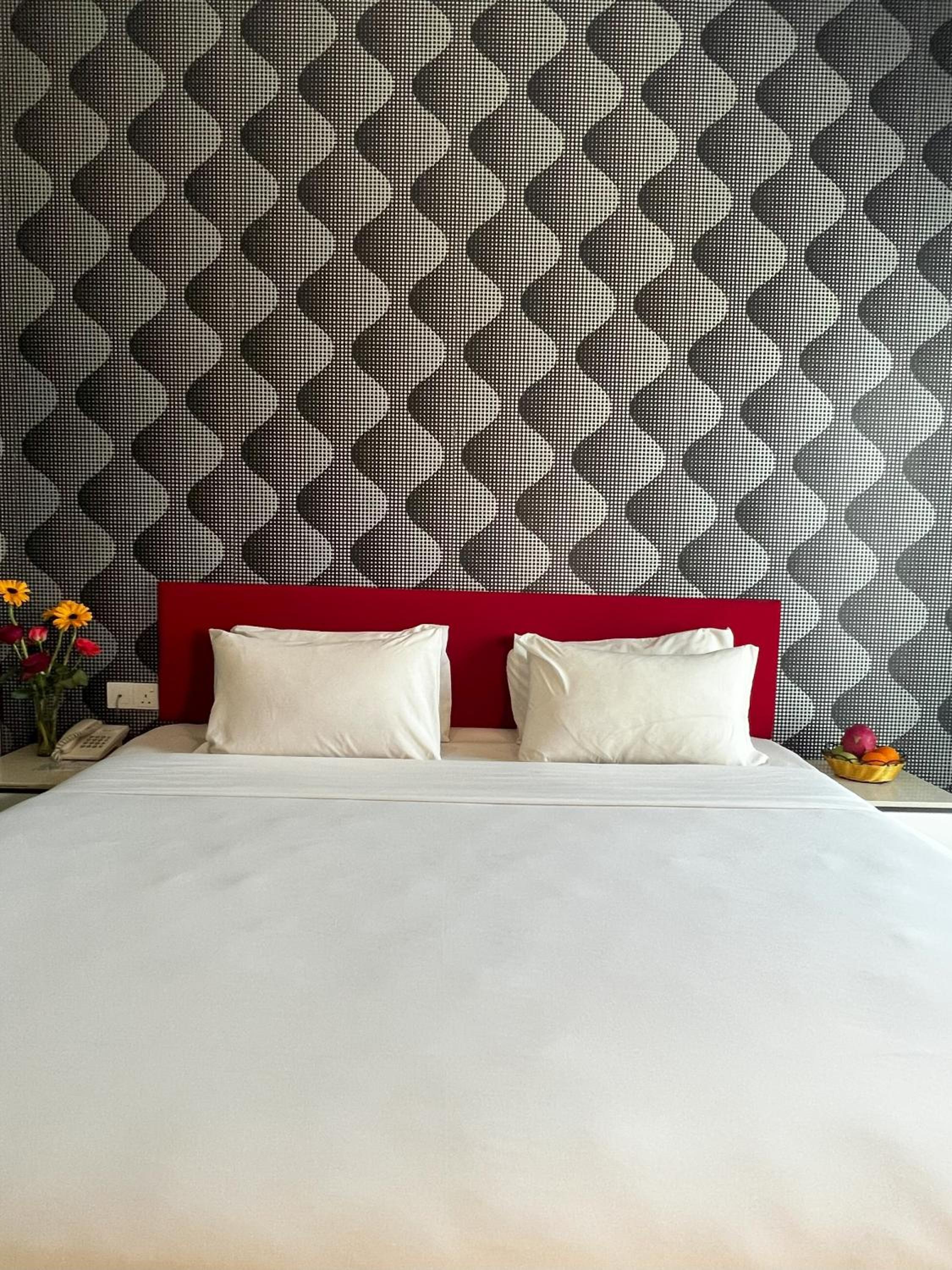 Deluxe King Room with Street View photo 2