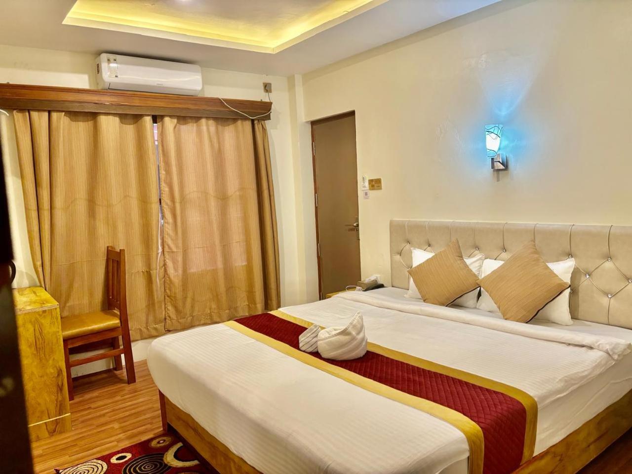 Deluxe Room (2 Adults + 1 Child)