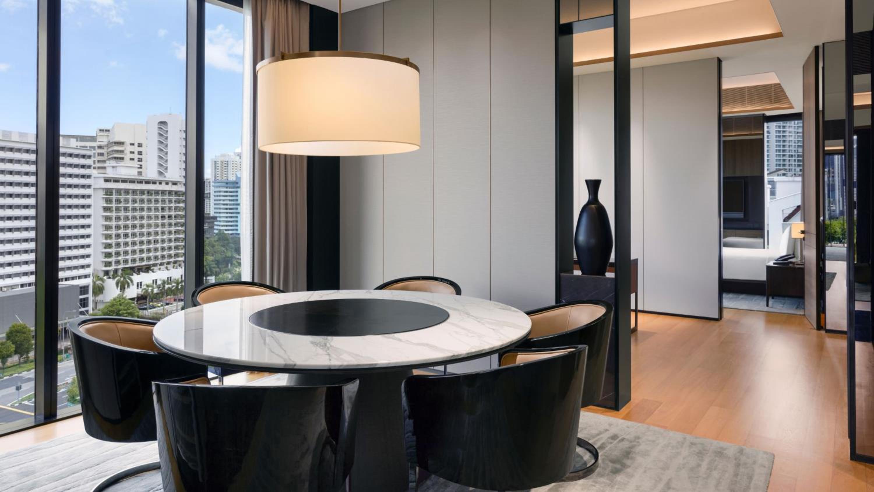 Penthouse King Suite with River View thumbnail 5