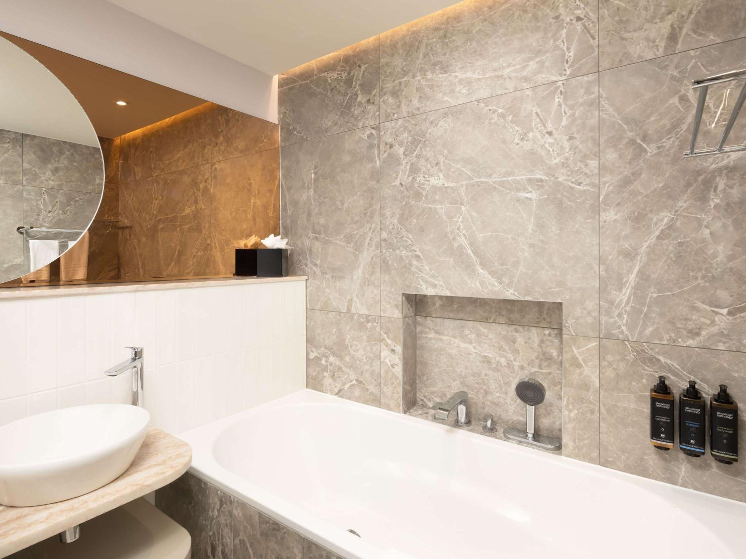 Junior King Suite with City View - High Floor photo 2