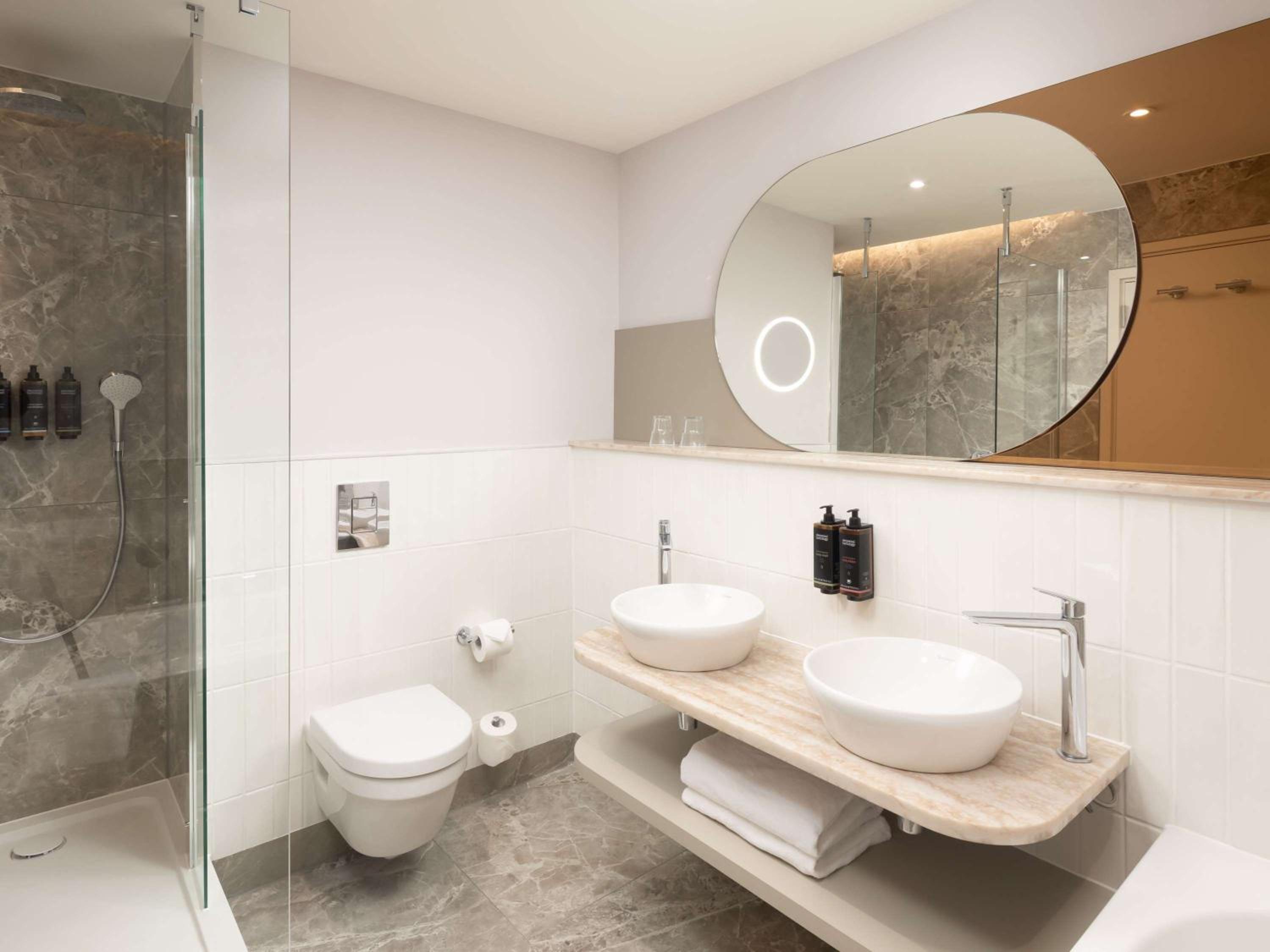 Junior King Suite with City View - High Floor photo 3
