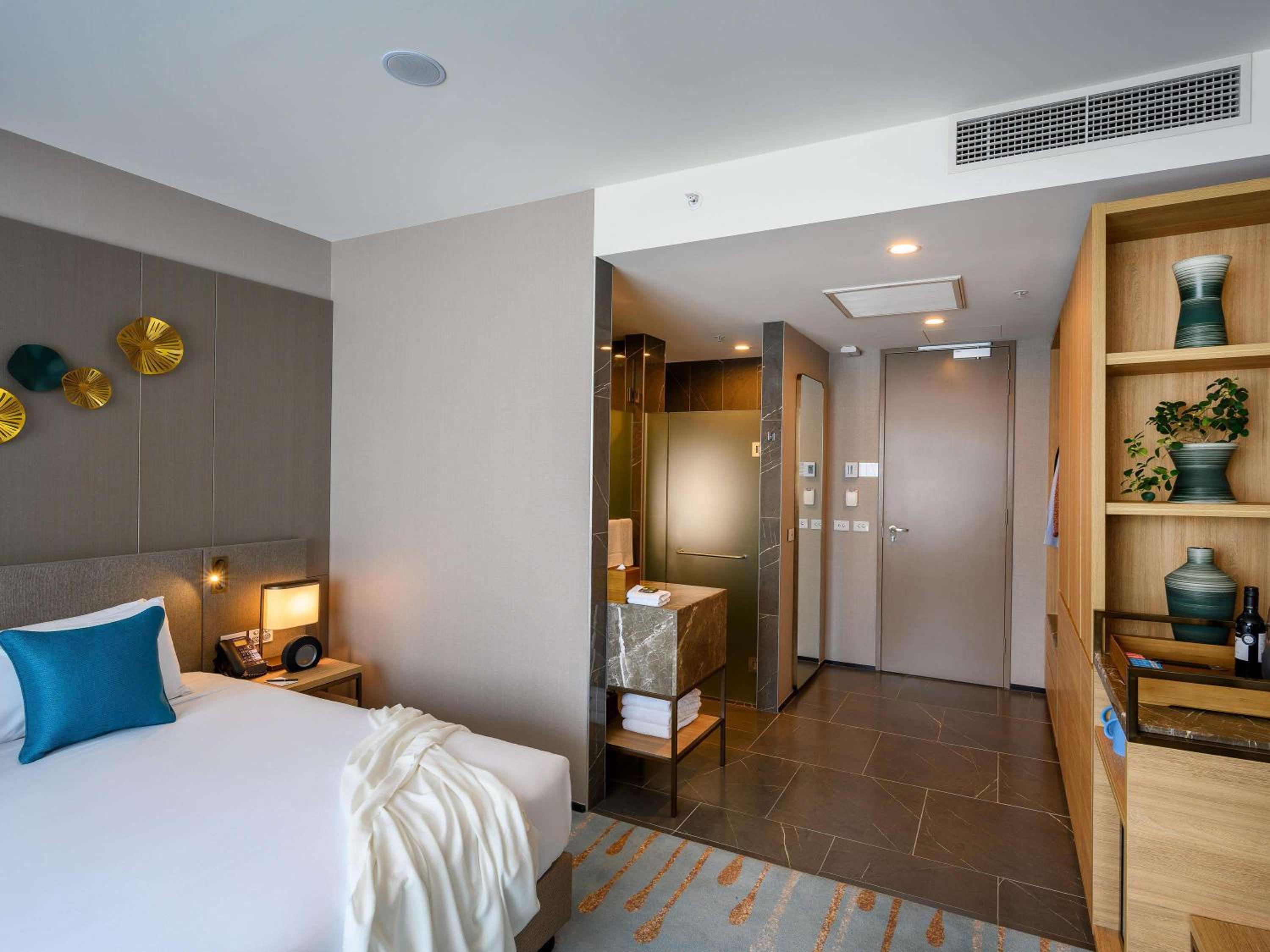 Deluxe King Room thumbnail 6