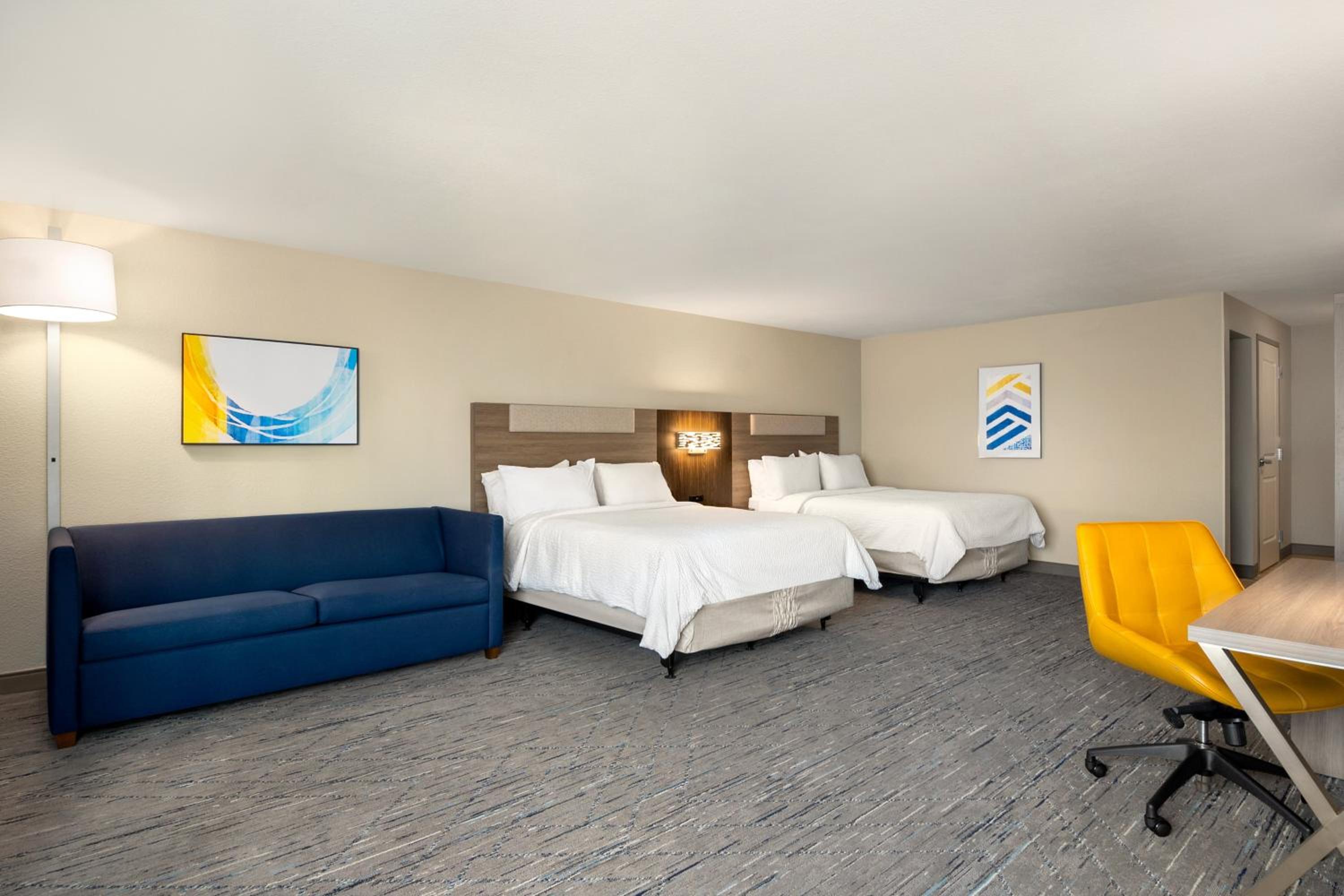 Standard Queen Room with Two Queen Beds and Mobility Accessible Tub