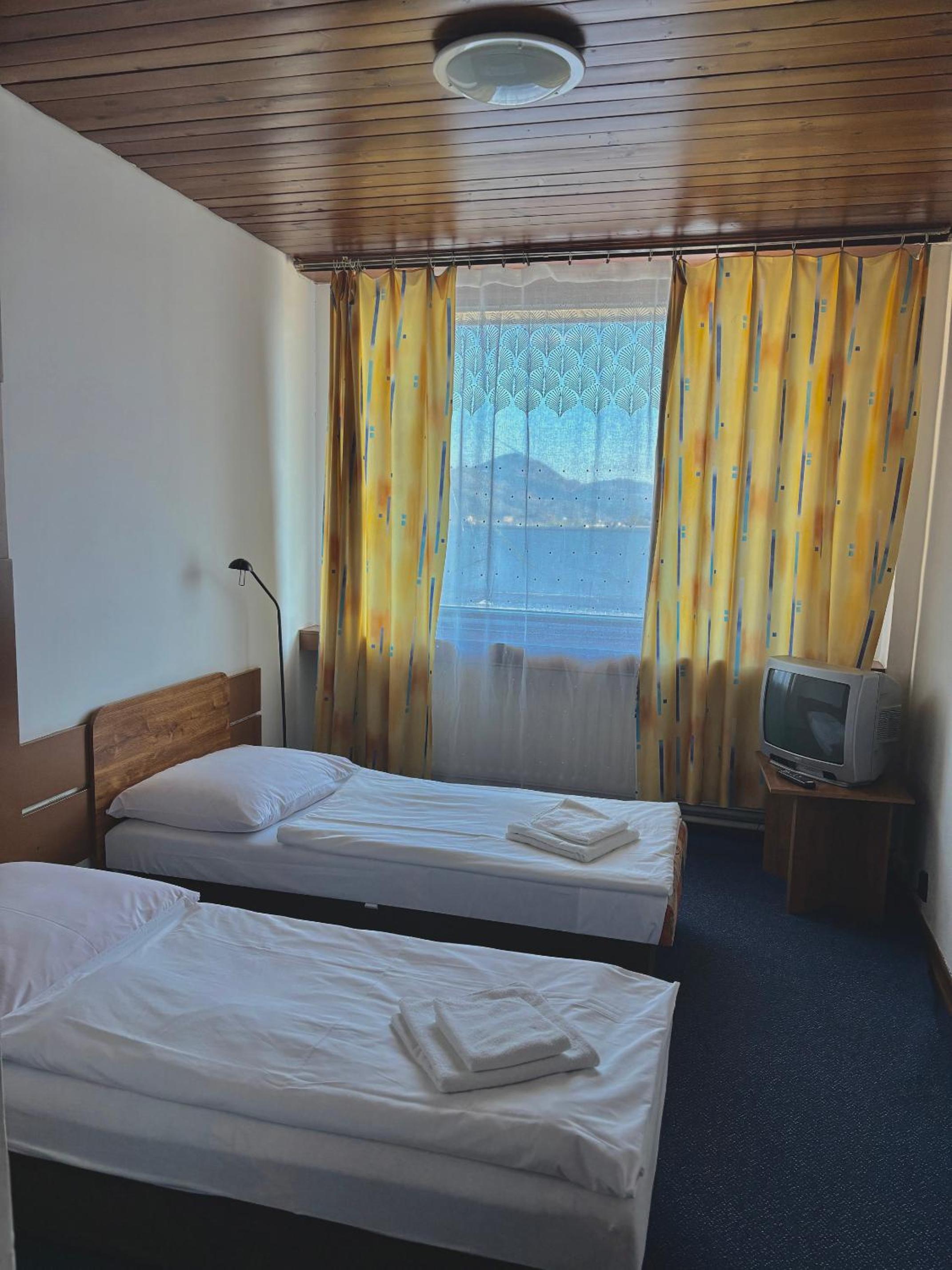 Twin Room - Photo 2