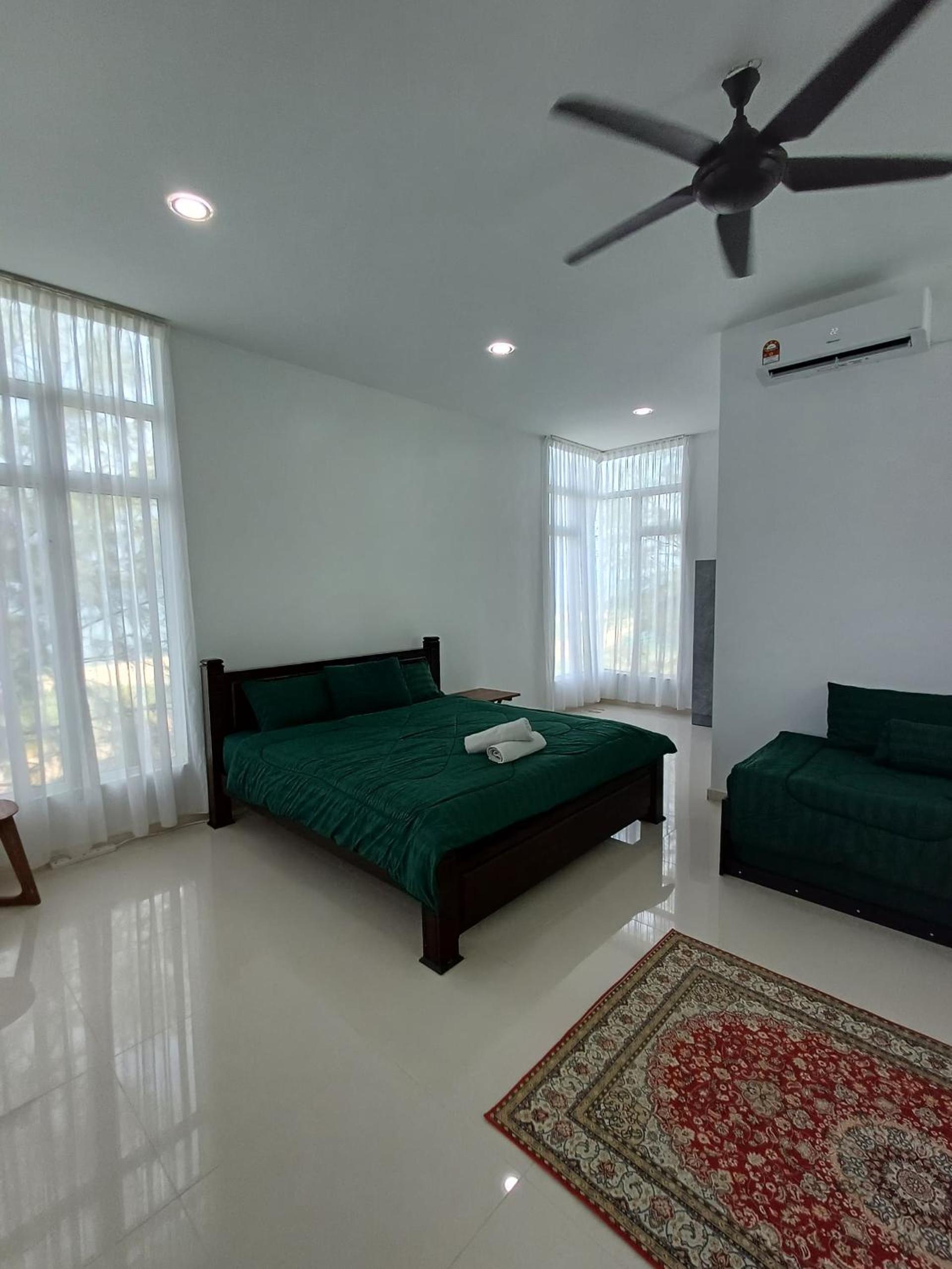 Family Room with Balcony photo 2