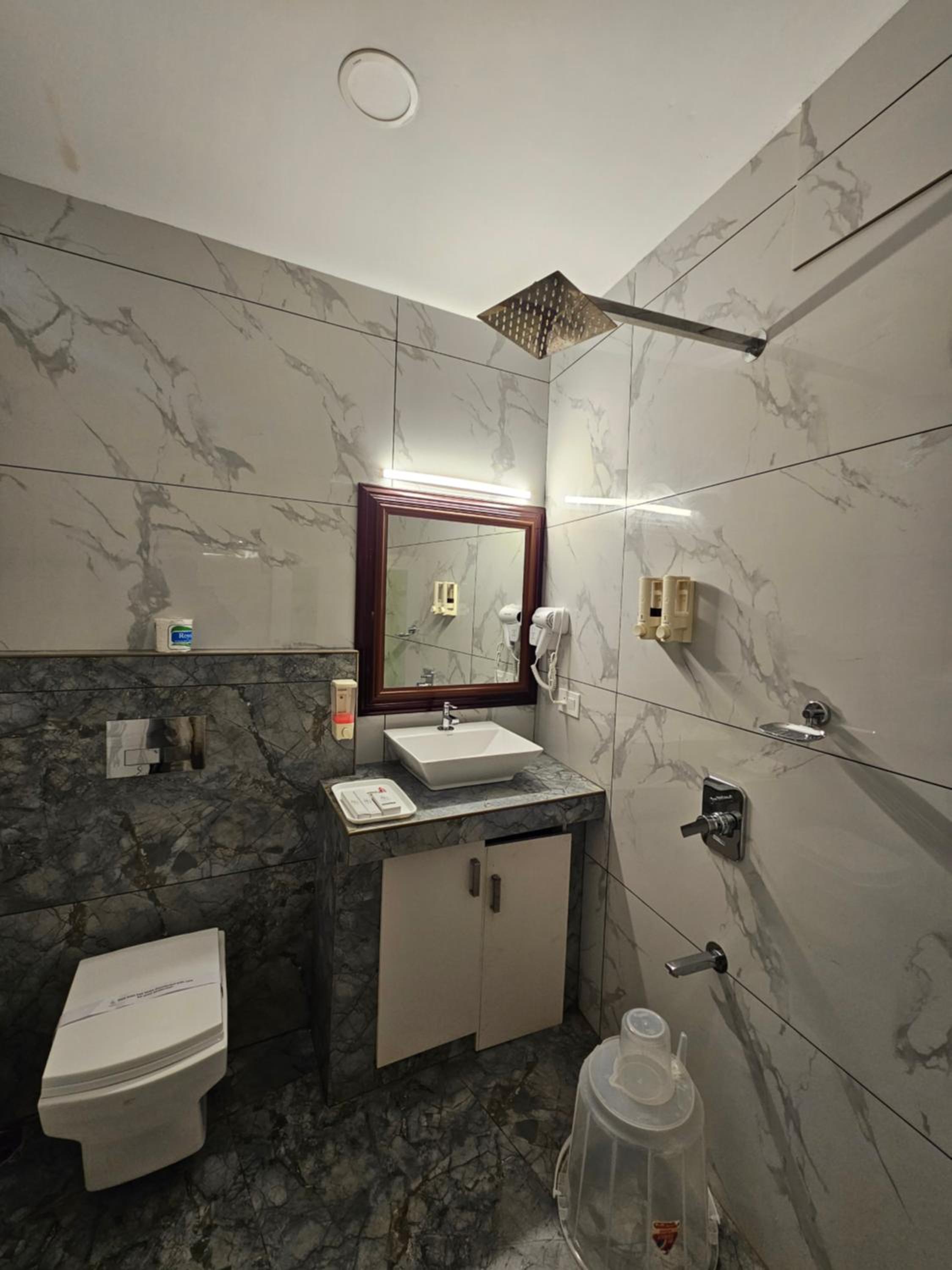 King Room with Balcony - Photo 6