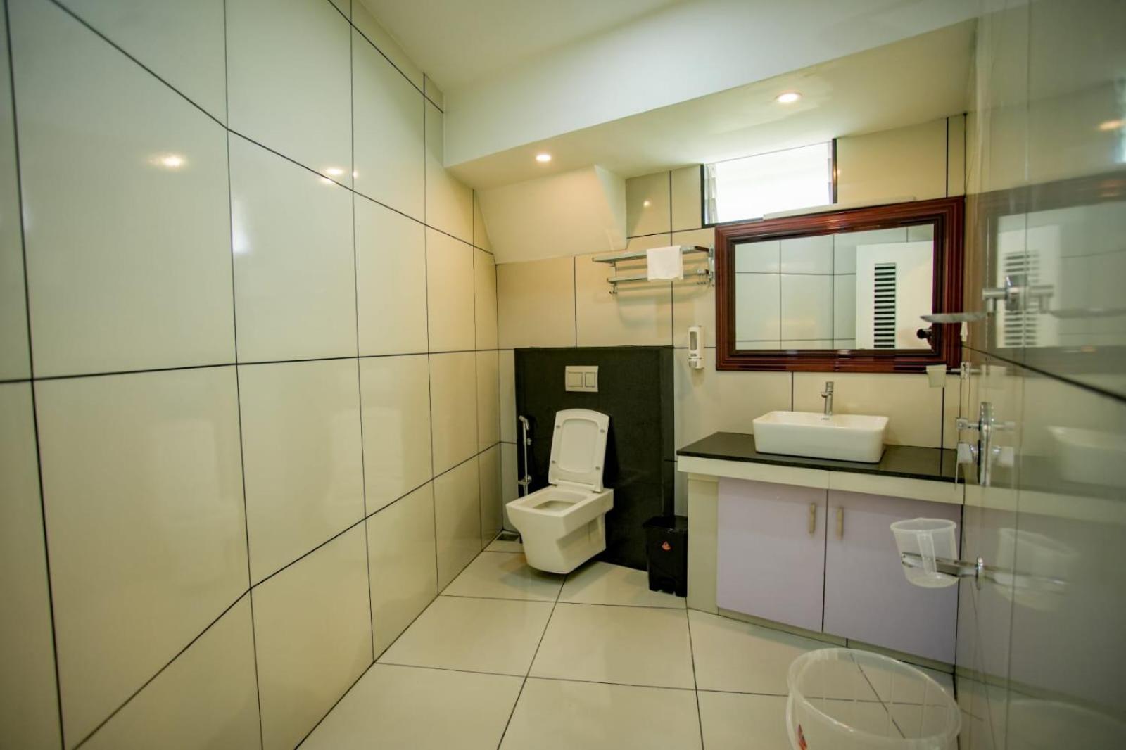 Queen Room with Balcony - Photo 10