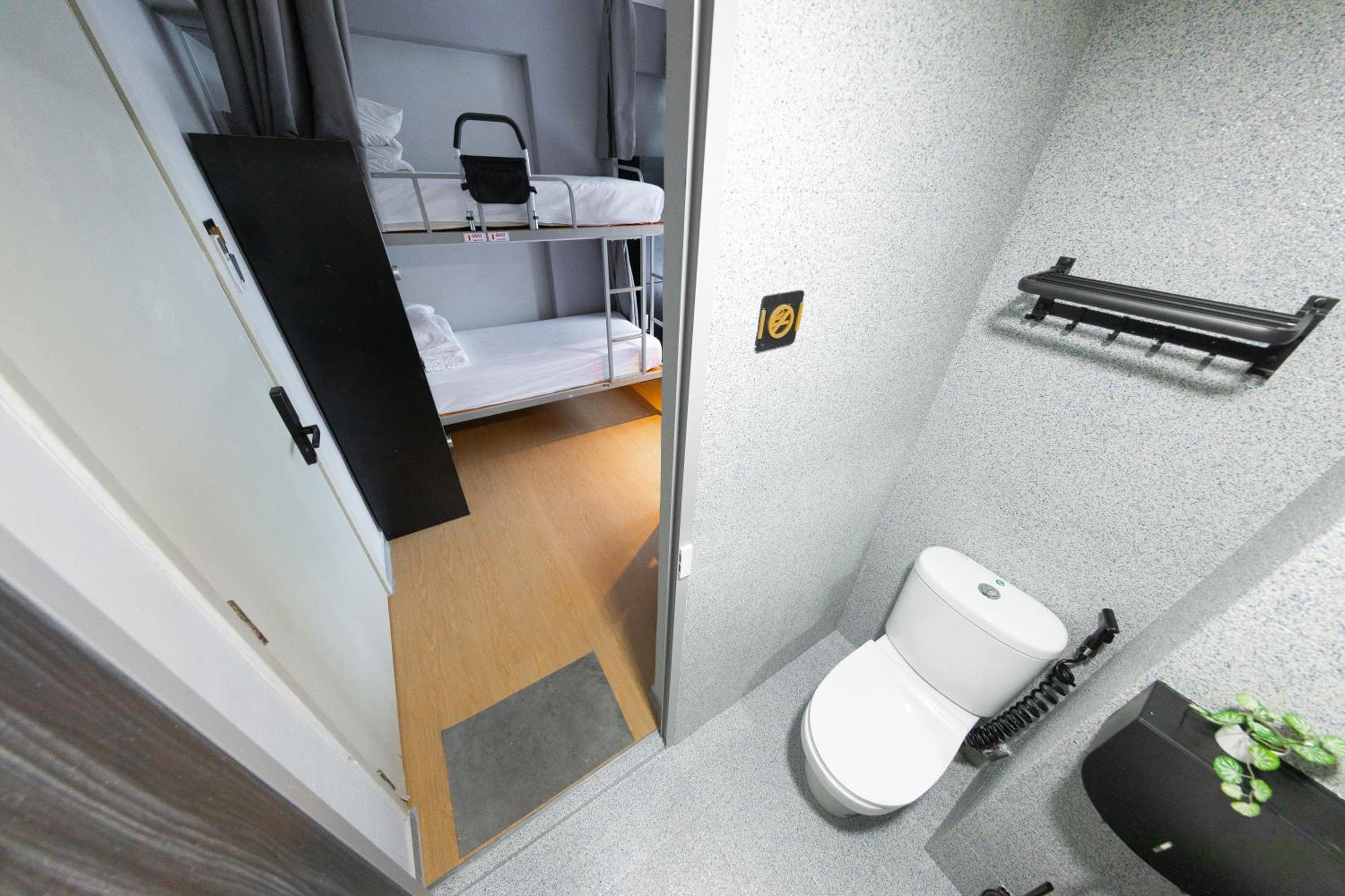 Bed in 6-Bed Female Dorm (In room Bathroom) photo 3
