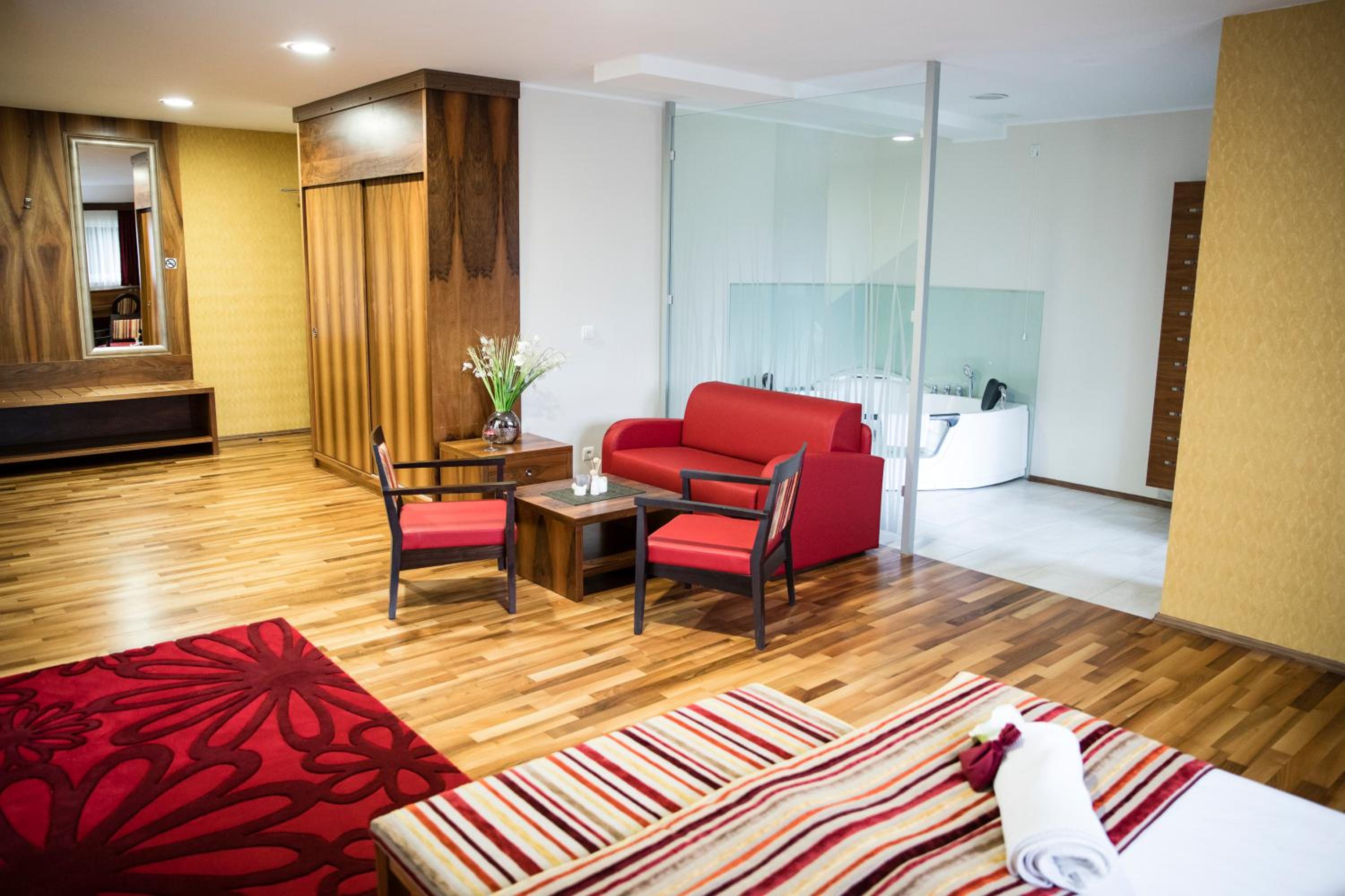 Luxury Suite - Photo 4