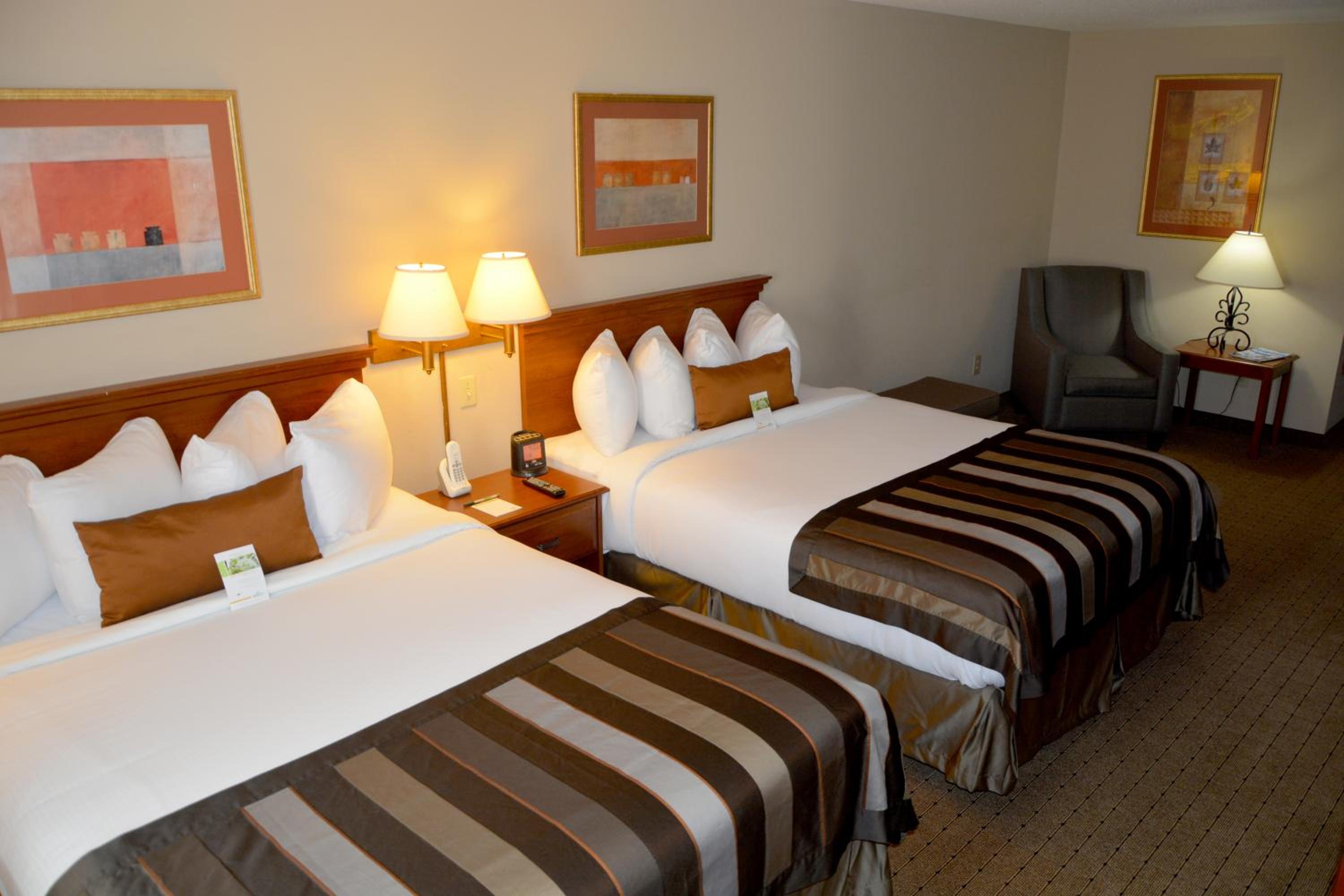 Queen Room with Two Queen Beds - Non-Smoking - Photo 1