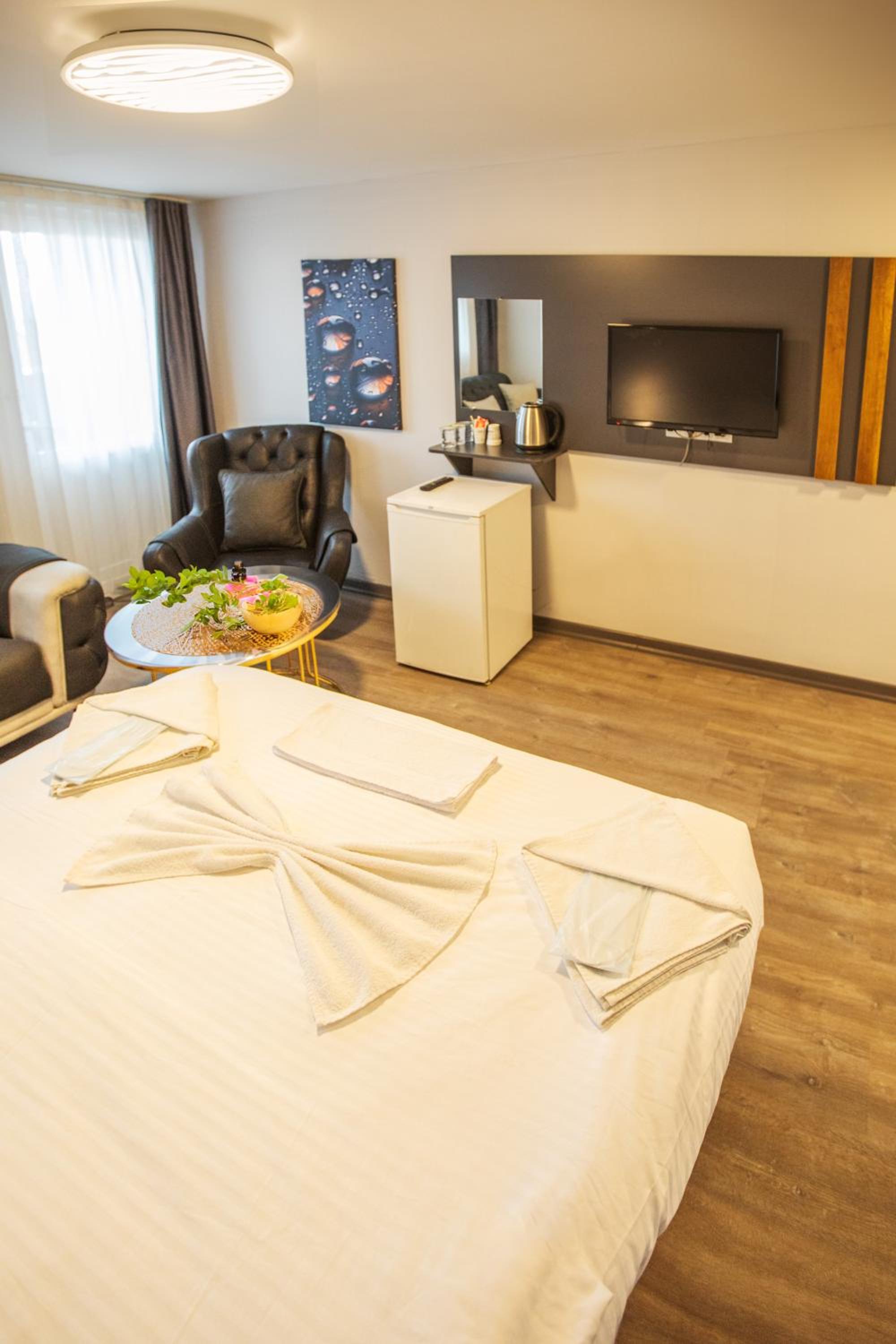 Deluxe Double Room with Balcony photo 3