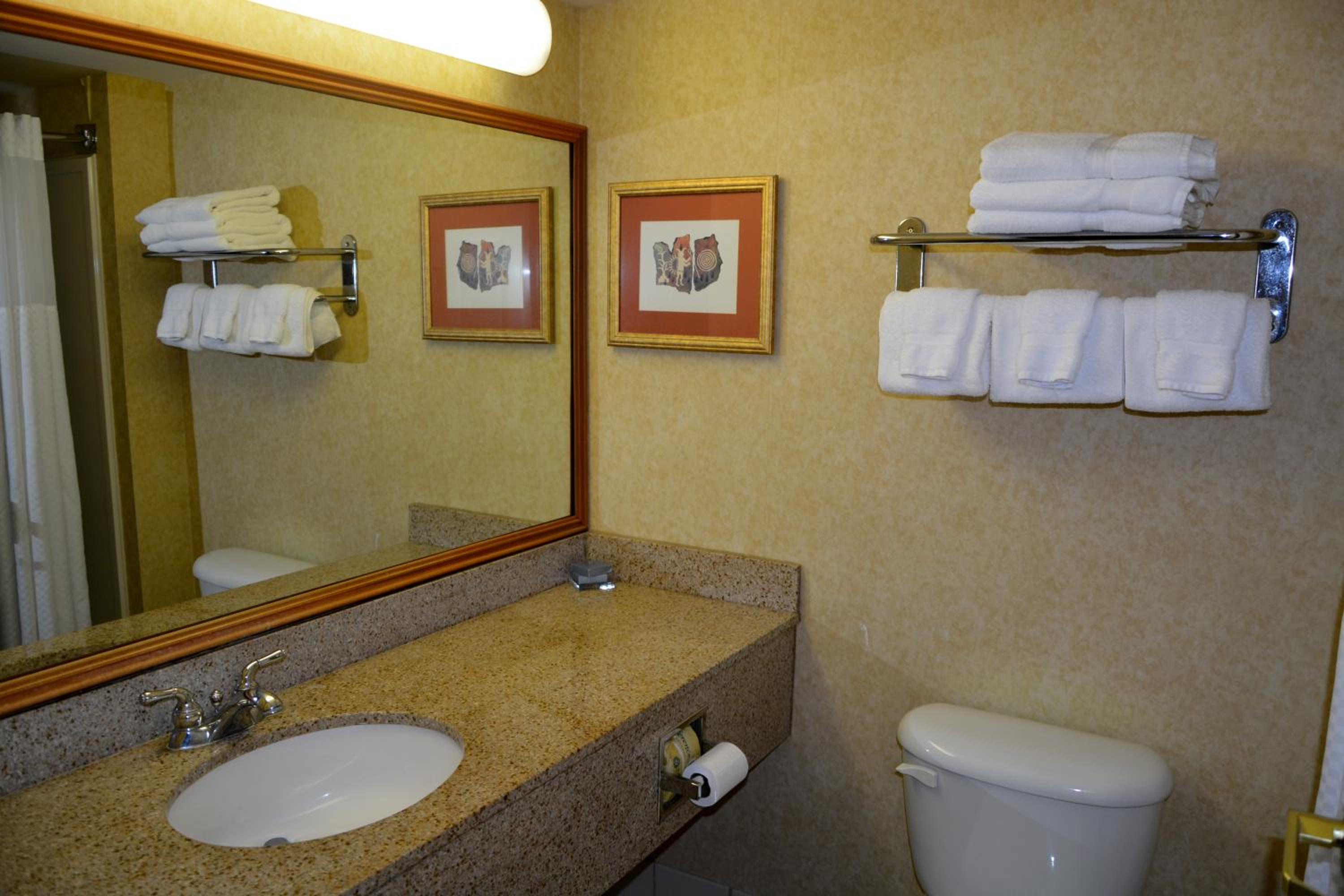 Queen Room with Two Queen Beds - Non-Smoking - Photo 8