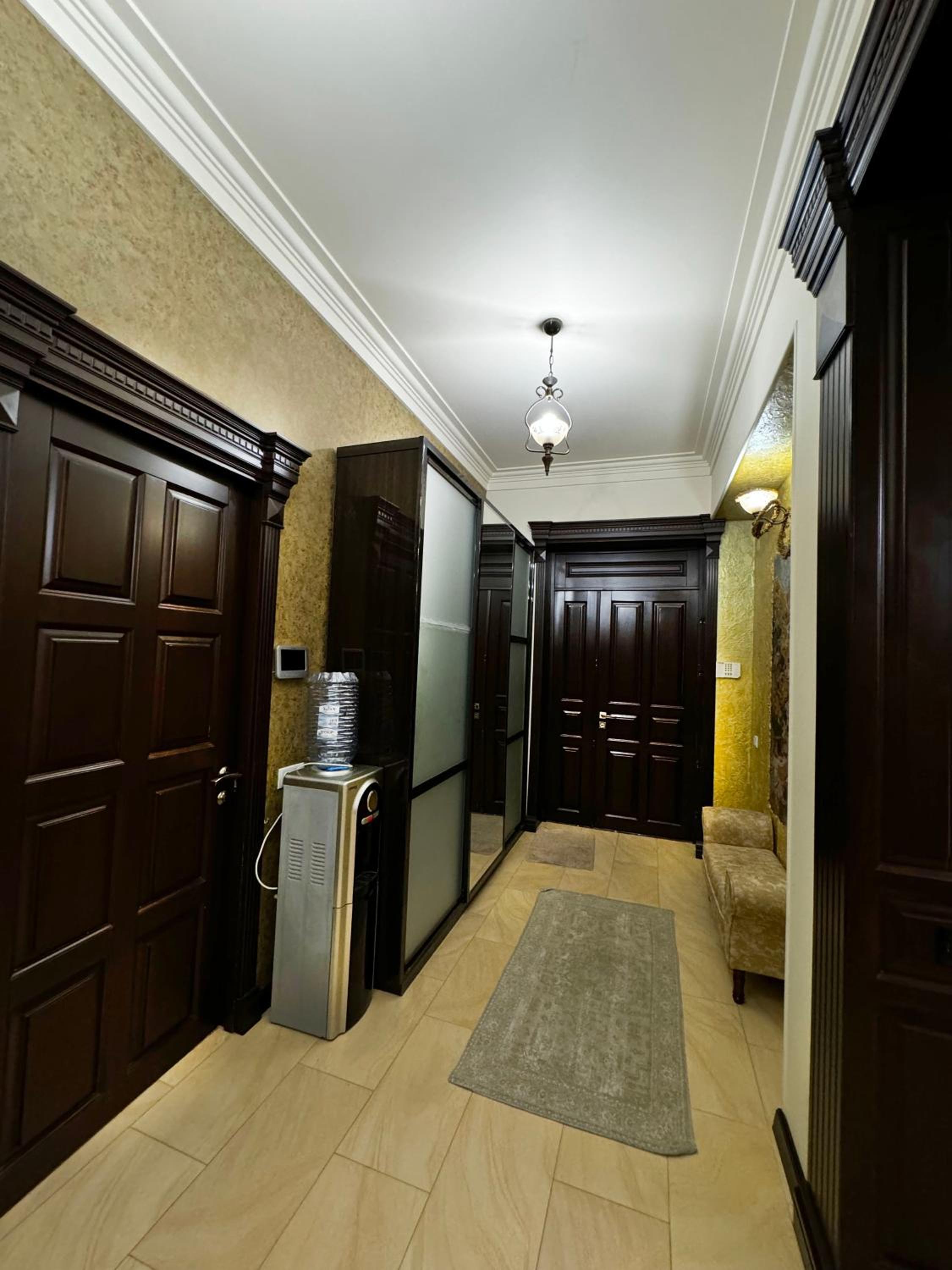 Five-Bedroom House photo 3