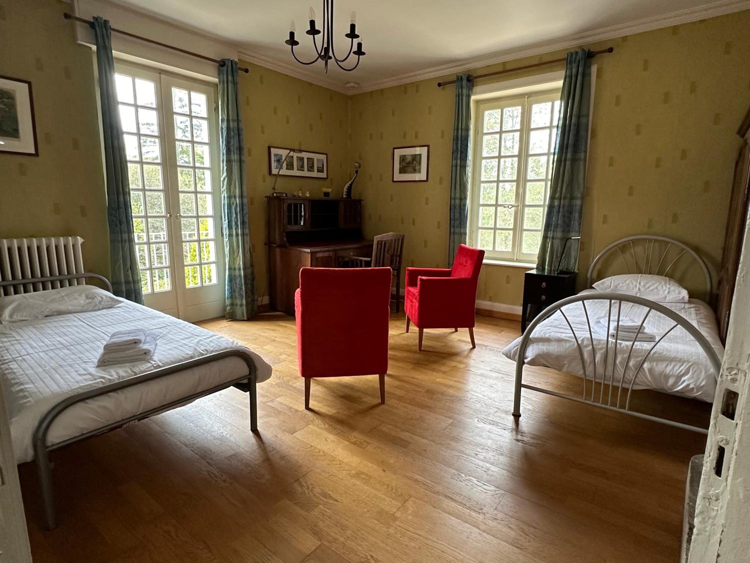 Superior Family Room photo 1